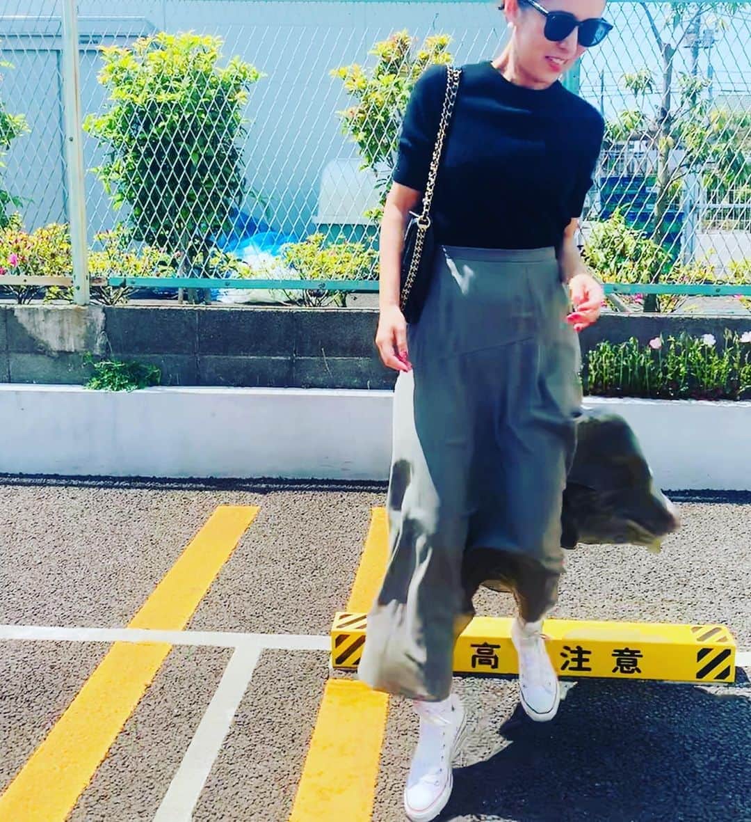 大草直子さんのインスタグラム写真 - (大草直子Instagram)「駐車場の車止めを飛び越える、一連の動き。セオリーのスカート、届いたー♡シルク♡黒のカシミヤニットと合わせて。繊細な素材を重ねていける、この初夏の美しさよ。デッキで原稿書いていたらあまりに暑くて、退散。今日休日なのね。ステキな晴れの日を！ @theory_jp  #khaite  #vermeilpariena  #converse  #owndays  #chanel #動画撮影やら #ファッション撮影やら #本当に忙しい @自宅」4月29日 13時21分 - naokookusa