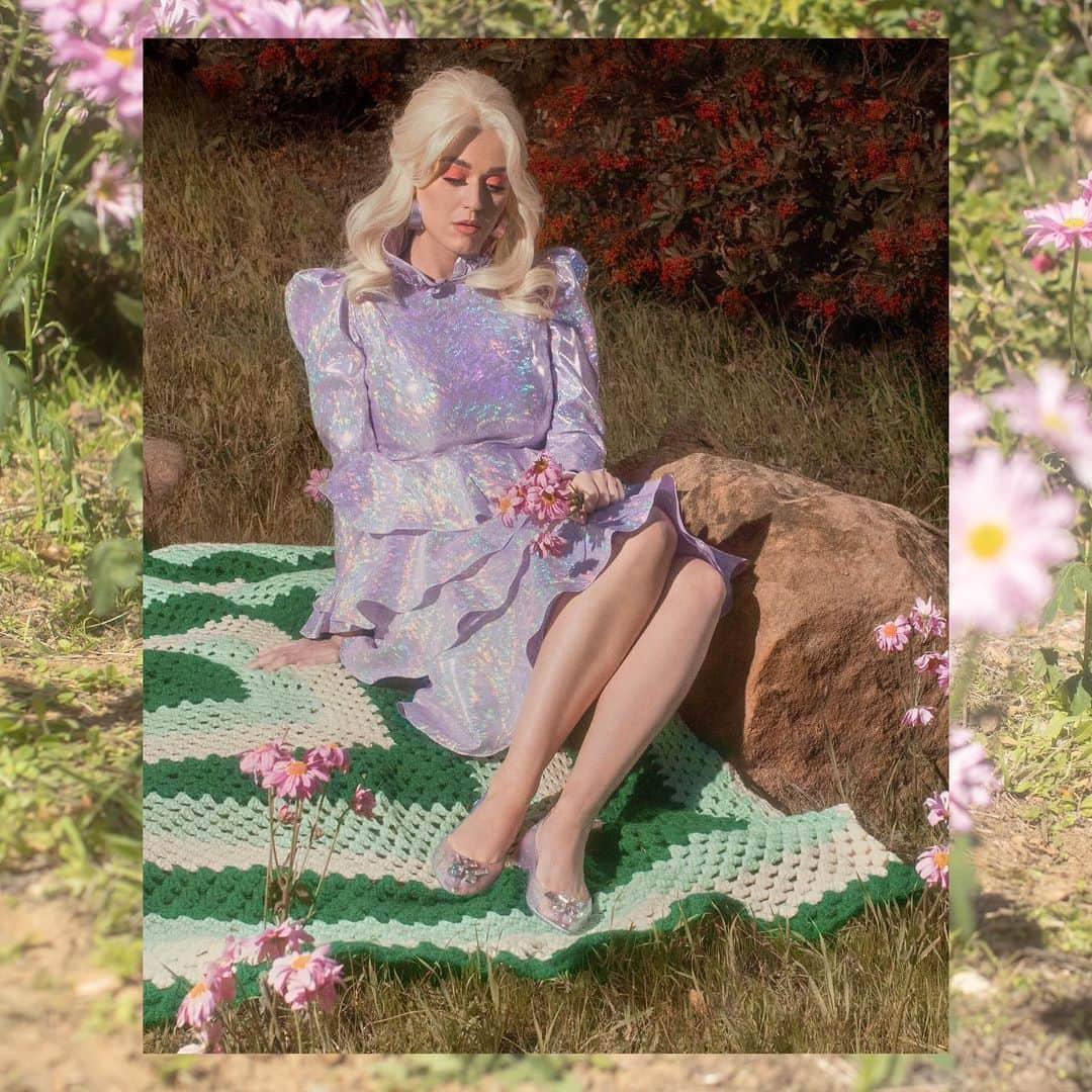 ケイティ・ペリーさんのインスタグラム写真 - (ケイティ・ペリーInstagram)「🙋🏼‍♀️ if you’re up for a princess picnic in your backyard or living room 👸🏼✨🧺 and don’t forget 10% of every purchase will be donated to @baby2baby to assist their efforts in providing essential items to children and families impacted by COVID-19  #ShoesdayTuesday @katyperrycollections」4月29日 13時30分 - katyperry