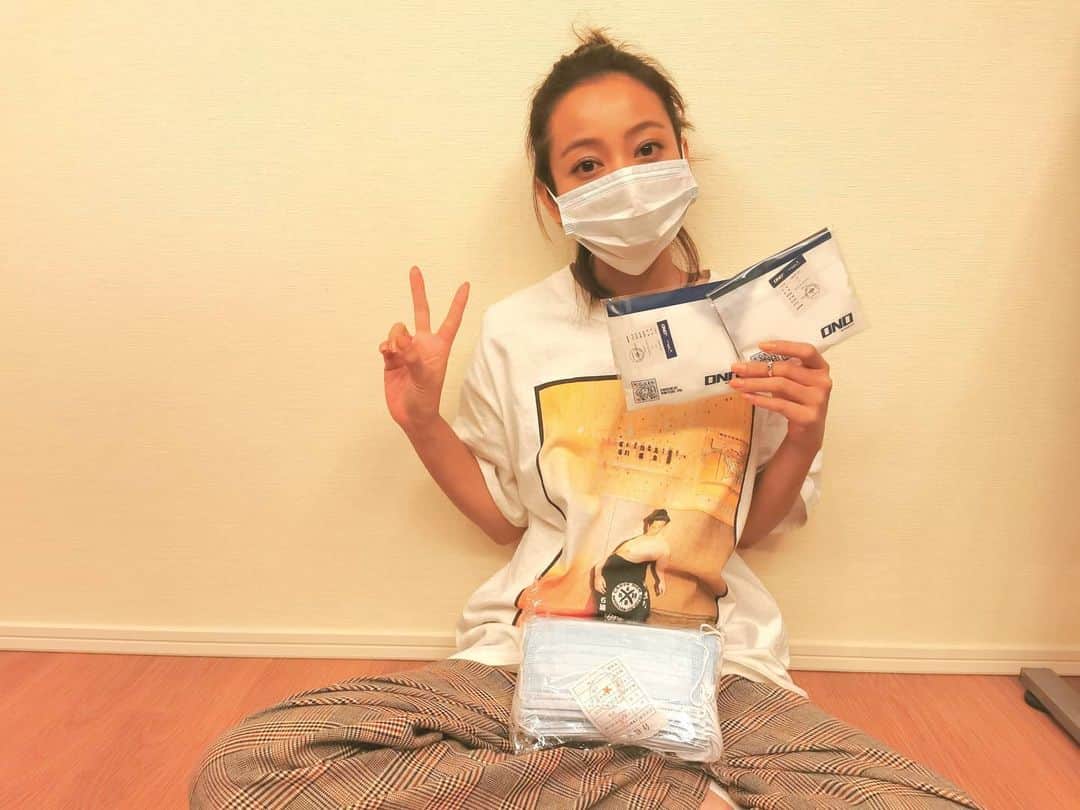 脇田恵子のインスタグラム：「ファンの方からマスク頂きました😭❤️👍 皆使い捨てマスクポイ捨てするのやめようね。 コロナも充分気をつけるべきだけど、 一番怖いのは人間ですね😵。 ゴミを増やすの本当にやめよう。  身内もマスクなくて困ってる方多かったので配らせて頂きます☺️。」
