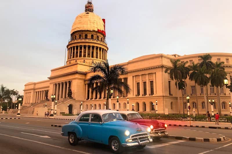 近藤あやさんのインスタグラム写真 - (近藤あやInstagram)「#気分だけでも旅しよう 🌏 ⠀ 📍キューバ Havana 🇨🇺 ⠀ "早く行かなきゃ、変わってしまうよ" ⠀ そう言われて旅立ったキューバ 。 ⠀ キューバといえば、 タイムスリップしたかのように感じる 昔ながらなの街並み。 ⠀ そしてカラフルなクラシックカーが 走っていることで有名だ。  国交を断絶していたため、新しいものや 外のものがほとんど入っていなかったキューバ。 ⠀ 世界中で見るチェーン店もなければ、 インターネットもない。  しかし近年、国交を復活したため、 先進国のものを取り入れるようになった。  実際私が行った時にはすでに、 クラシックカーは観光客向けが多く、 普通の車がすでに結構走っていた。 ⠀ "はやく行かないと！"と急かされたから 向かったキューバ。  しかし、もしそう言われてなかったら 優先順位は変わっていたかもしれない。⠀ ⠀ 『いつか行きたいな、来年かな』と 先延ばしにしていたかもしれない。  今になって感じるのは、 "はやく行かないと、変わってしまう" これは、キューバという国だけに限らないということ。  私達の生活がガラリと変わったのと 同じように、いつ何があるか 本当にわからない。  私の中で、“思った時に、行動しなきゃ"と 感じられたのは、キューバに行ってからかもしれない。  私は絶対決めている。  自由がまた戻ってきた時には、 惜しみなく、躊躇なく、欲望のままに、 どこへでも行こうって決めている。  まだまだ行きたい場所がある。 見たい景色も、体験したいことも、 世界中にたくさんある。 ⠀ #stayhome #また旅できる日を願って 🕊」4月29日 13時37分 - doraemontoaya
