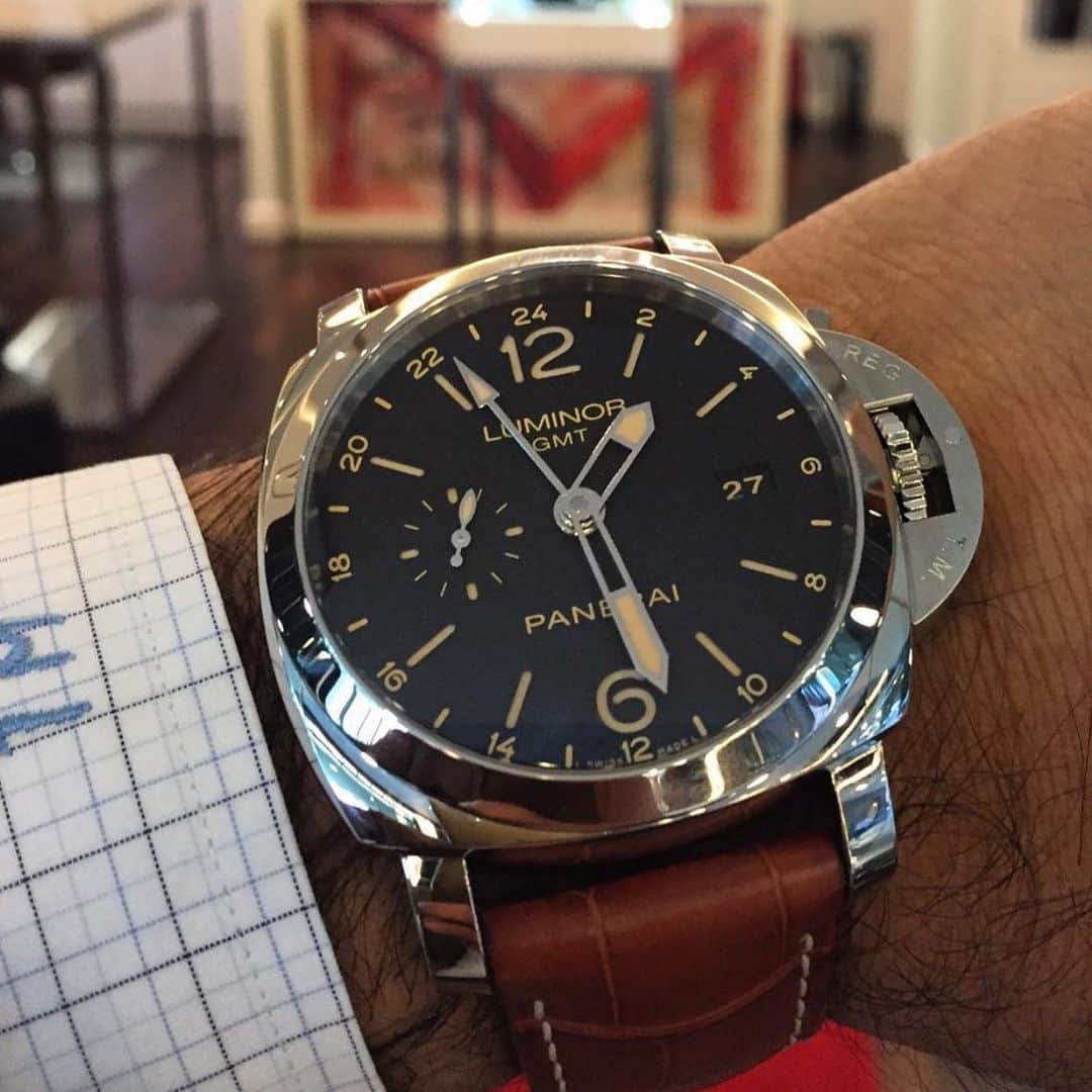 パネライのインスタグラム：「Are you a fan of the #Panerai #PAM531 Luminor Marina GMT? This one with submersible style hands. Pic by @momentumdubai #paneraicentral」