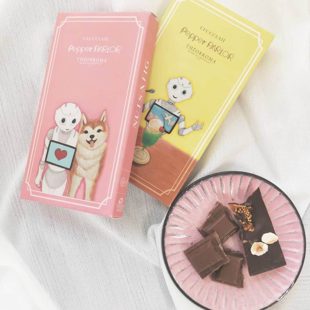 ayaka8880のインスタグラム：「. . ソフトバンクでお馴染みペッパーくん💫 . ミュゼ・ドゥ・ショコラ テオブロマとコラボしたチョコレートがPepper PARLORで発売中ということで頂きました。 . ちょっぴりビターなチョコレートとイチヂクとナッツのがたまりません。 . おうち時間のお取り寄せスイーツ、本当に幸せです🤭♥チョコが止まらない。 . #pepperparlor #pr」