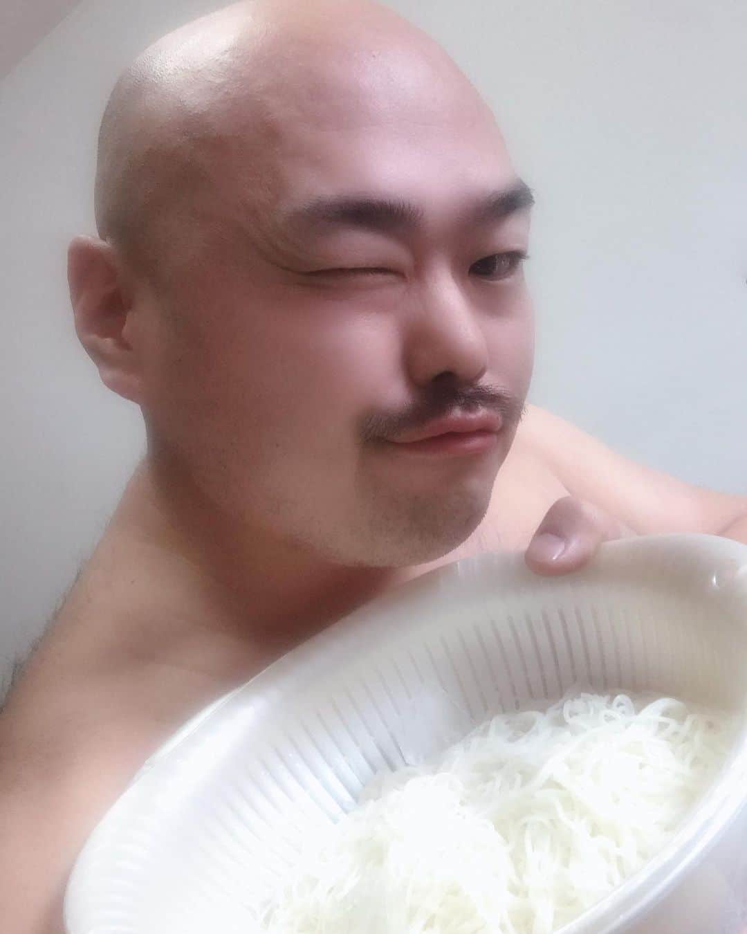 クロちゃんさんのインスタグラム写真 - (クロちゃんInstagram)「朝昼兼用ご飯は、  素麺だしん！  卵焼きも作って切ったりしたしんよー！  体の中も外もこれでヒンヤリだしん♪ #裸の少年」4月29日 13時38分 - kurochandesuwawa