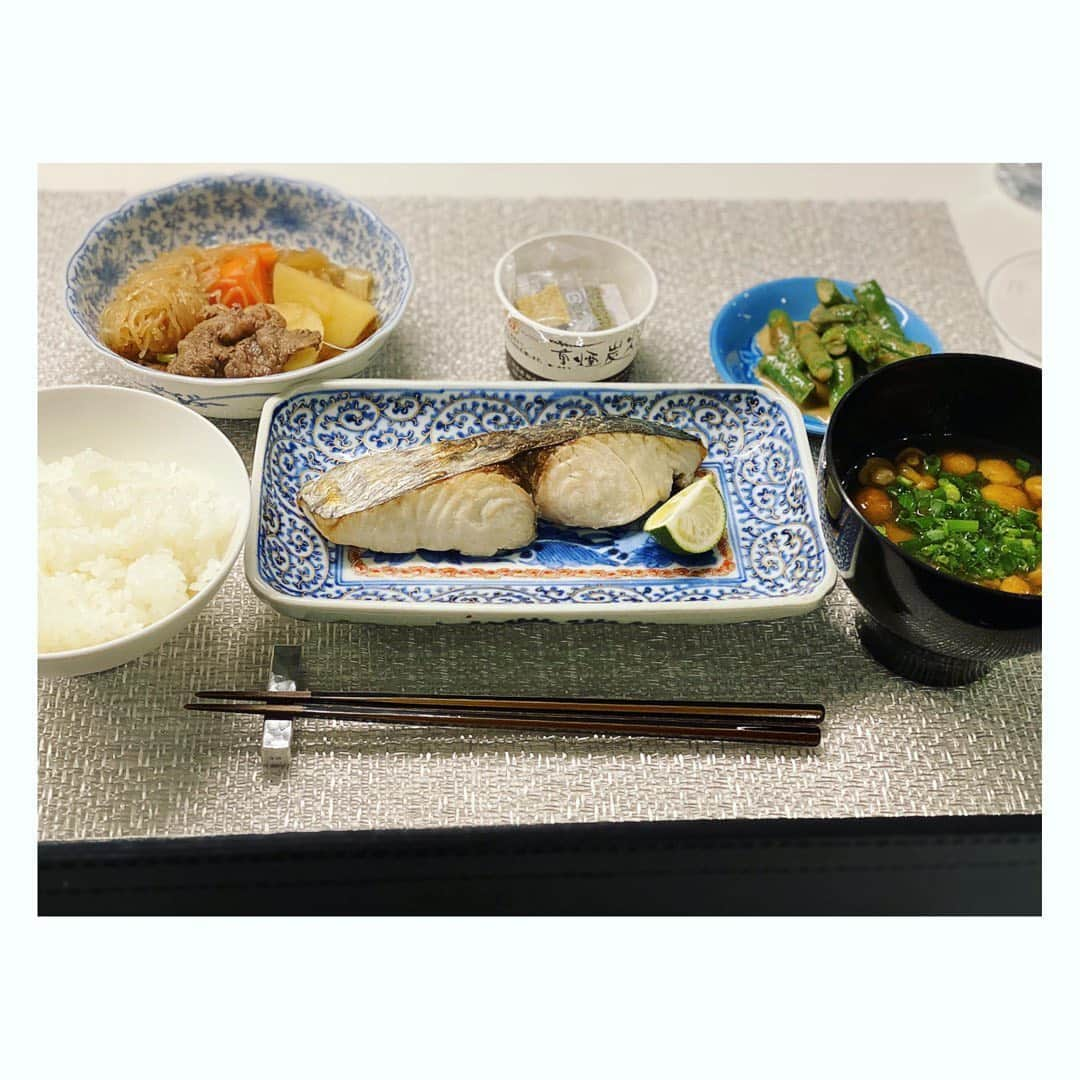 望月理恵さんのインスタグラム写真 - (望月理恵Instagram)「鰆が美味しいです。 このおかずでご飯2杯半。 誰か止めて！！😭 #鰆塩焼き #肉じゃが #インゲン胡麻和え #なめこ汁 #納豆　いつも納豆までいかない。 納豆食べるならもう1杯です、、、 #魚定食 #家ご飯#モッチーご飯 #もち器 #ステイホーム週間 #身体がなまる#いや、昔からなまってる」4月29日 13時38分 - mochiee28