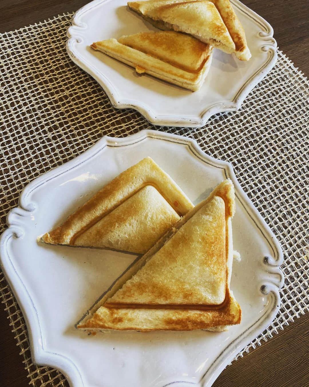 畑野ひろ子のインスタグラム：「ツナチーズホットサンド🥪 トーストが多い我が家ですが、たまにはホットサンドが新鮮。 パンのレパートリー増やしたい😅 オススメなパンの食べ方あったら教えてください😆🙏 #ホットサンド」