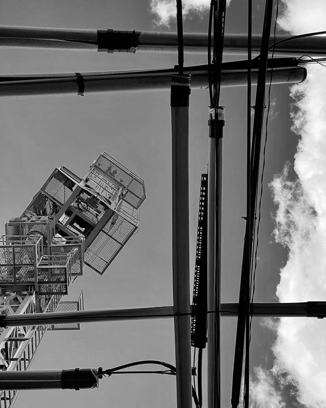のインスタグラム：「#streetphotography #storyofthestreet #streetscenesmag #streetoftokyo #streetcinematography #streetoftones #kaishishido #iphone11pro #nostalgic #sky #monochrome #photography」