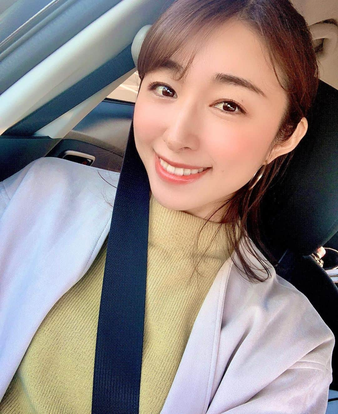 森木美和のインスタグラム：「stayhomeウィーク🏠スタートしましたね😊﻿ 写真は少し前に🚘でお出かけした時の♫﻿ ﻿ 家を空ける機会が少なくなったので、初めての#ベランダ菜園 をスタートしました☺️♫﻿ ﻿ まずは、トマトとバジルとラディッシュから。﻿ ホームセンターで、袋のまま栽培できるものが売られてました☺️(ネットにもたくさんあります)﻿ 手軽に始められますね♫﻿ ﻿ 久しぶりの土いじり。ふかふかで気持ち良い☺️♫﻿ ﻿ 無事に芽が🌱出てきてくれる事を祈りながら種まきしました。﻿ ﻿ 毎日の水やりが日課です。🌱﻿ ﻿ ﻿ #日々の楽しみ #stayhomeweek #ベランダ菜園#家庭菜園初心者 #家庭菜園始めました #袋栽培#成長が楽しみ#癒し」