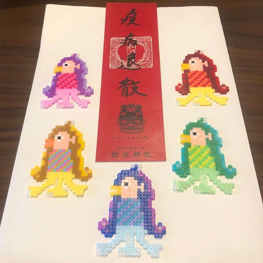 南條早紀のインスタグラム：「アマビエチャレンジ🔥 . . 噂のアマビエ様をアイロンビーズで 作ってみました！ 図案は@weekendstitchさんのものを 使わせていただきました☺️ （画像にタグづけさせてもらっています🏷） . ひとり（1匹？）作ったら、 カラーバリエーション作りたくなってしまって なんだかアイドルグループみたいになりました😲 . . そして射水神社さんの疫病退散お札。 この画像をみた人が、 健やかに過ごせますように…🍀 . . きょうからゴールデンウィーク。 例年とは違う、お出かけができない日々と なりますが… 早くいつも通りの日常が取り戻せるよう みんなで辛抱しましょう✨✨ . . 早くコロナが終息しますように。 . . #アマビエ #アマビエチャレンジ #疫病退散 #妖怪 #アイロンビーズ図案  #手芸 #趣味 #ビーズ #アイロンビーズ #カラフル #ハンドメイド #手作り #お札 #射水神社 #⛩ #コロナに負けるな  #コロナウイルスが早く終息しますように  #おうち時間 #おうち時間を楽しむ #stayhome  #富山 #富山テレビ #BBT #アナウンサー #南條早紀 #なんじょうのにちじょう」