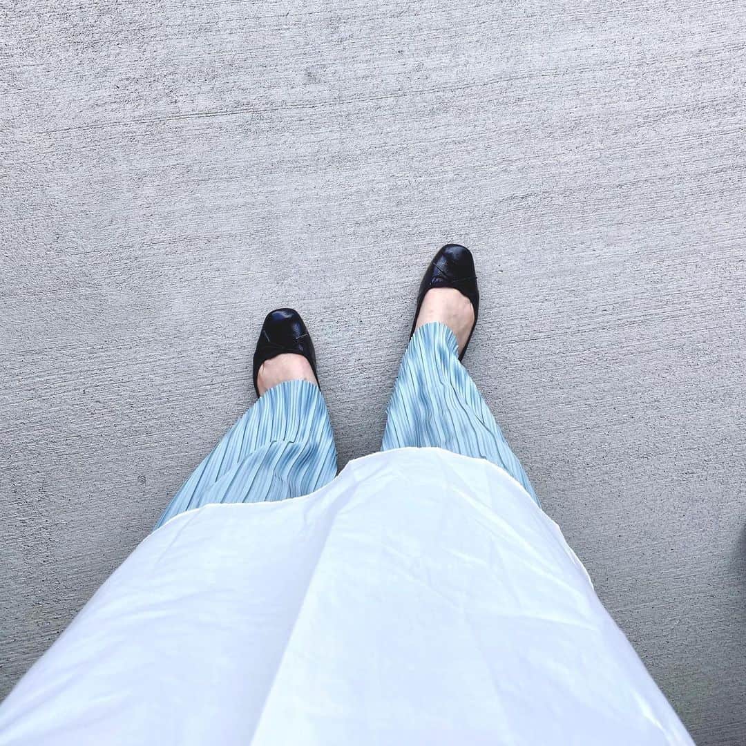 のインスタグラム：「最近買ったプリーツパンツ。﻿ よく伸びて部屋着で着ても楽ちん。﻿ 外で着ても可愛い。﻿ ﻿ ﻿ 光沢感があるので﻿ カジュアル過ぎなくて良きです🙆🏻‍♀️♡﻿ ﻿ ﻿ ﻿ #antierosaholiday#arholiday#大人カジュアル#シンプルコーデ#カジュアルコーデ#30代ファッション#アラサーコーデ#キレイめカジュアル#ママコーデ#アラサーママ#赤ちゃん#赤ちゃんのいる生活#育児#子育て#ワンオペ育児#生後12ヶ月#1歳#男の子ママ#新米ママ#プリーツパンツ#アンティローザホリデイ#ワイドパンツ﻿#おうち時間 #部屋着#ご近所コーデ#部屋着コーデ#ルームウェア」