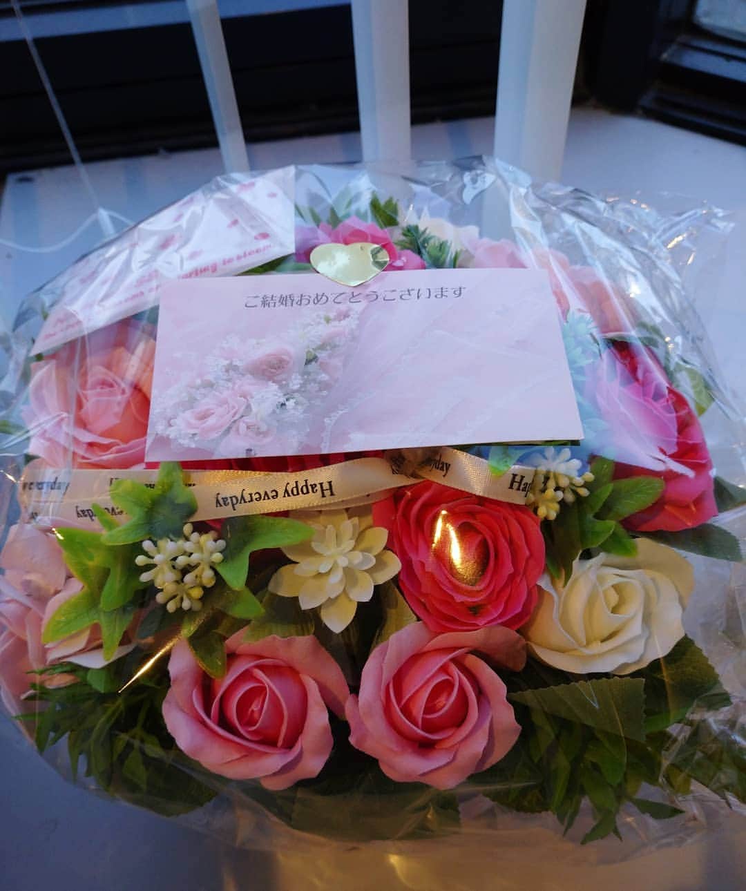 北川まみさんのインスタグラム写真 - (北川まみInstagram)「今日802に出勤したら、リスナーさんから結婚のお祝い花が届いていた…！かんげき😭💕いつもありがとうございます😍🙏」4月29日 14時10分 - mk0323