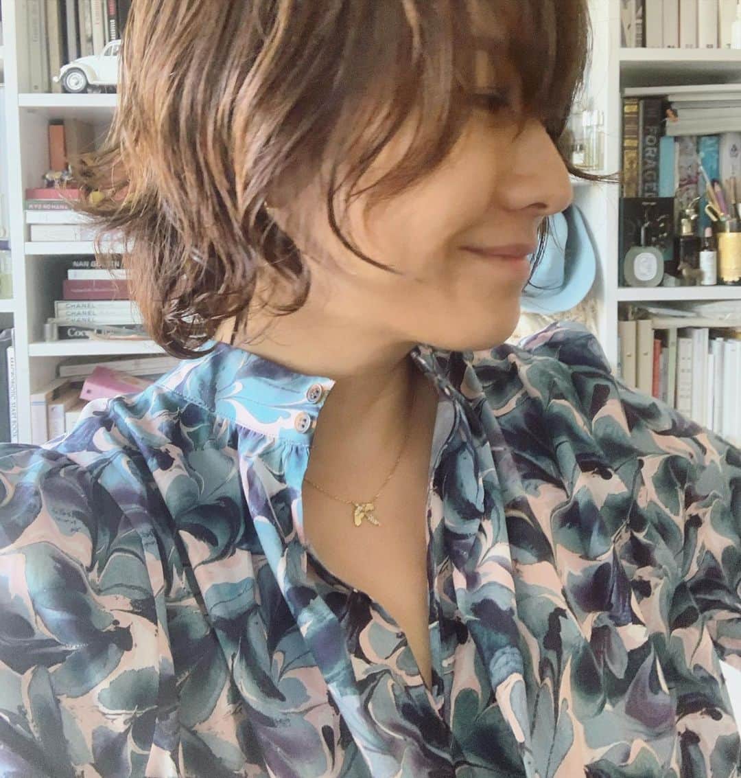 風間ゆみえのインスタグラム：「この間の男らしいモノクロームな写真のカラー  お問い合わせいただいた、このブラウスですが私は後ろを前にして着ています😅 近頃は少しふっくらとしてしまったのか、丸顔になると首もとをあけたくなるのです✨ @la_marine_francaise_official  デザイナーに、後ろ前で着れるように作ってないのだけど…って言われてますが、着れちゃってます。笑  #yumie_k_style」