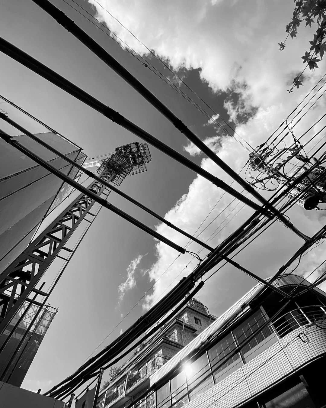 のインスタグラム：「#streetphotography #storyofthestreet #streetscenesmag #streetoftokyo #streetcinematography #streetoftones #kaishishido #iphone11pro #nostalgic #sky #monochrome #photography」