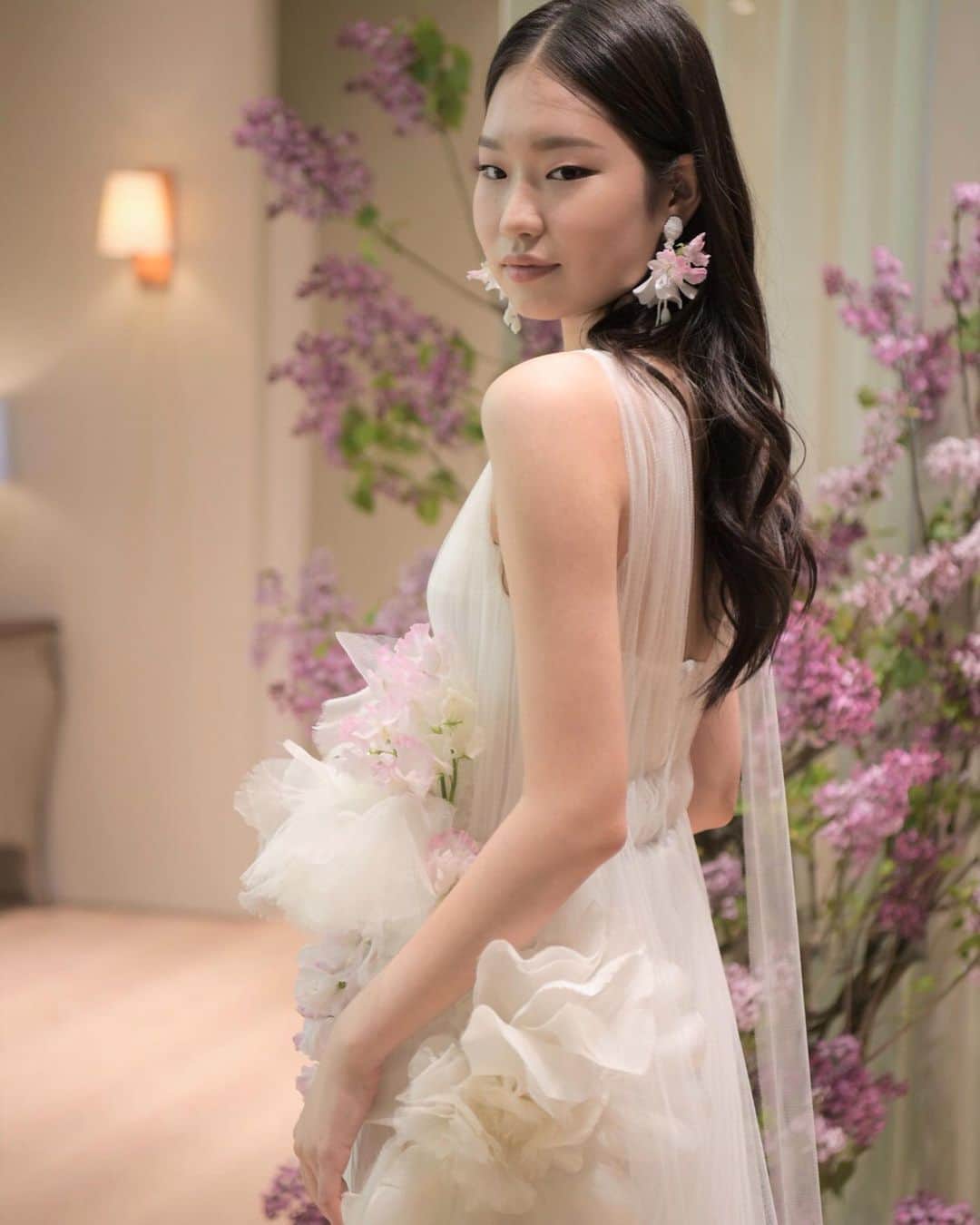 SOYOO BRIDALさんのインスタグラム写真 - (SOYOO BRIDALInstagram)「Vera Wang X SOYOO Bridal🏷 . [Dress : Tulip ]  드레스 이름까지 튤립🌷 .  Photo @soulpage1 📷  Makeup @kimchungkyung_hairface 💄  Flower @le_bouquet_ 🌿  #soyoobridal  #verawang #2020spring #프라이빗프리젠테이션 #exclusive_in_korea📌  #only_at_soyoobridal 🕊」4月29日 14時23分 - soyoobridal_official