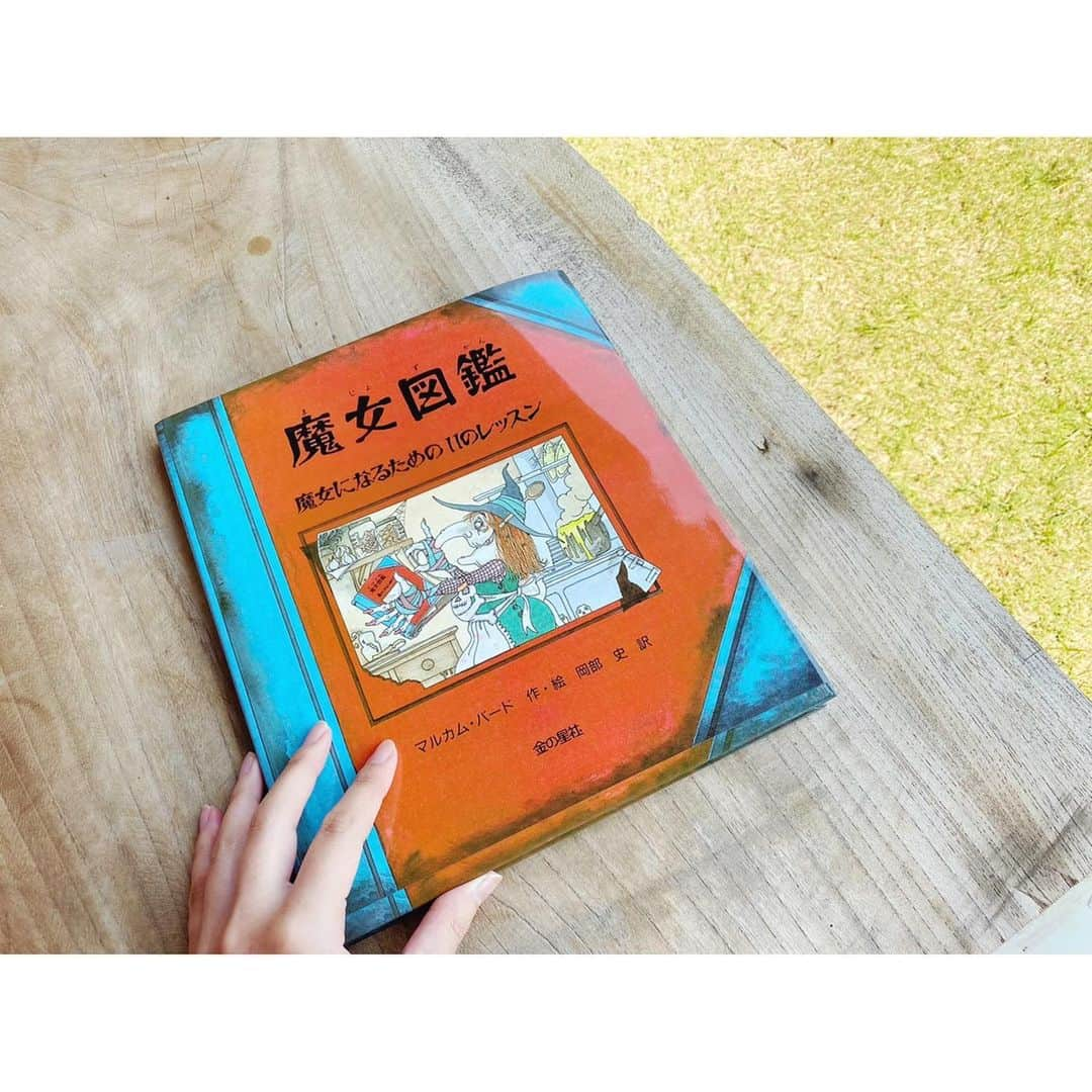 高木沙織さんのインスタグラム写真 - (高木沙織Instagram)「小学生の頃、学校の図書室で出会って衝撃を受けた本。 * 『魔女図鑑』。 * これは図鑑だけど、私が本を深く好きになったきっかけで始まりです。 何度も借りては読み返し…… 「大人になったら魔女になって、魔法を使って好きなように生きる！」と、本気で思っていました。 当時はこの本を読みたいがために学校に行っていたようなものです。 * なぜか少し前から無性に読み返したくなって、取り寄せました。 なんと最後の1冊！ 今読んでも楽しいし、ワクワクさせられる。 そんな本と出会えた幸せ。 このタイミングでまた再会できて嬉しいです。 * 今からまた読むんだ😊 夜はまだ長い。 * #魔女図鑑 #魔女図鑑魔女になるための11のレッスン #魔女 #読書 #読書記録 #読書日記 #好きな本 #人生を変えた一冊 #本 #図鑑 #本すたぐらむ #reading #book #bookstagram」4月29日 19時58分 - saori_takagi