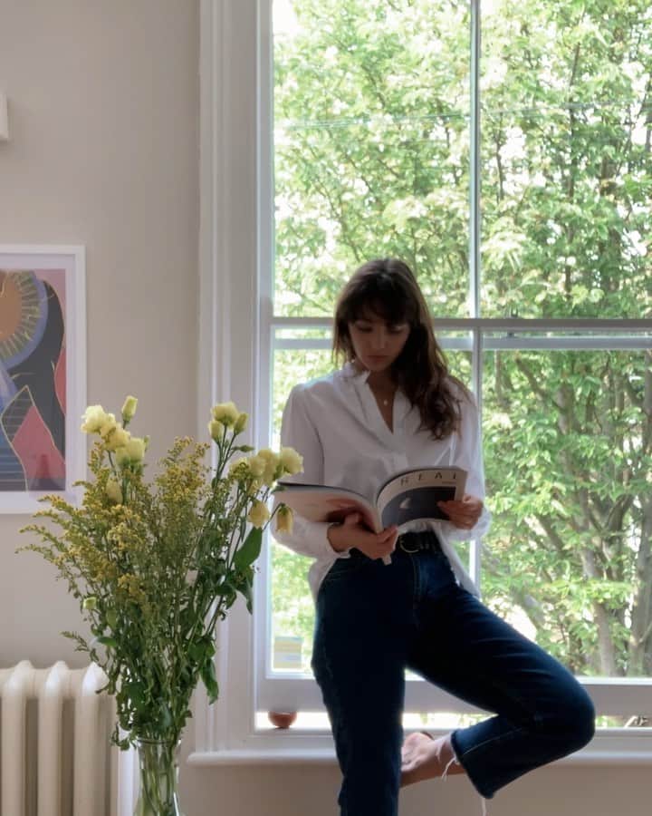 Amelia Zadroのインスタグラム：「Having a wobbly few days, Ever more grateful for my community and home in these little phases. Beautiful to chat with so many of you and share cacao magic this morning 💫 Books I’m enjoying atm are: Helmut Newtons Autobiography Zen and the Art or Archery One Simple Thing : The science of Yoga Waking Up by Sam Harris & The Artists Way 💫 What are you guys enjoying reading?」