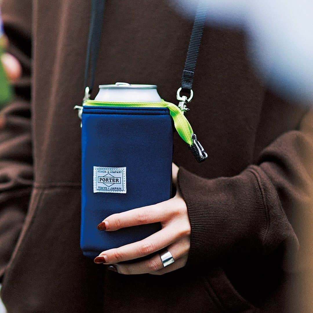 ビームスさんのインスタグラム写真 - (ビームスInstagram)「PORTER × B JIRUSHI YOSHIDA "One Can" Soulder pouch  2 Size 350ml 500ml  その名の通り、缶飲料を持ち運ぶことができるショルダーポーチ。 アウトドアやフェスはもちろん、ストリートでの楽しいひと時もスタイリッシュに演出！ 保冷、保温機能で美味しさが長持ち。 ポケットもあり、缶を入れないときはポーチとしても活躍。  @bjirushiyoshida  #Bjirushiyoshida #B印ヨシダ #PORTER #ポーター」4月29日 20時01分 - beams_official