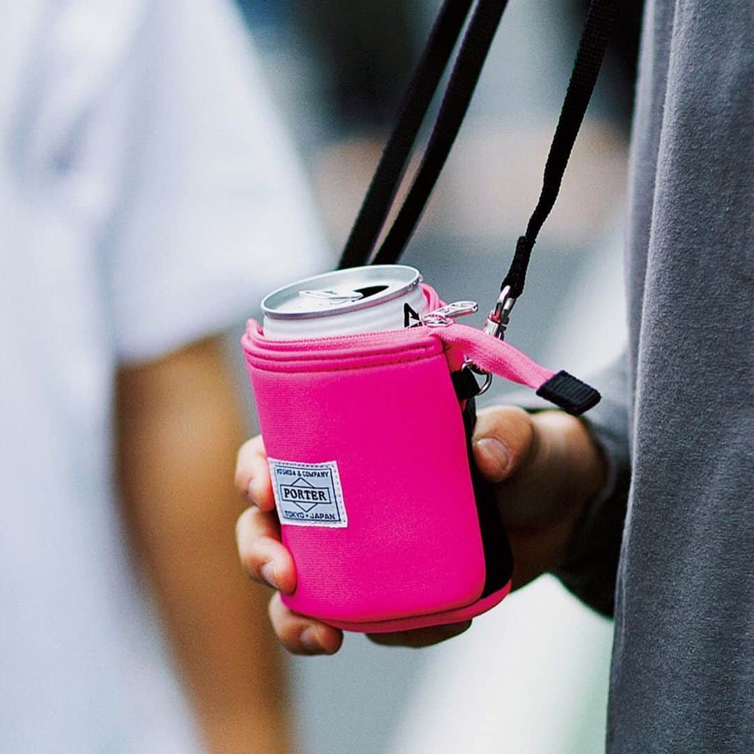 ビームスさんのインスタグラム写真 - (ビームスInstagram)「PORTER × B JIRUSHI YOSHIDA "One Can" Soulder pouch  2 Size 350ml 500ml  その名の通り、缶飲料を持ち運ぶことができるショルダーポーチ。 アウトドアやフェスはもちろん、ストリートでの楽しいひと時もスタイリッシュに演出！ 保冷、保温機能で美味しさが長持ち。 ポケットもあり、缶を入れないときはポーチとしても活躍。  @bjirushiyoshida  #Bjirushiyoshida #B印ヨシダ #PORTER #ポーター」4月29日 20時01分 - beams_official