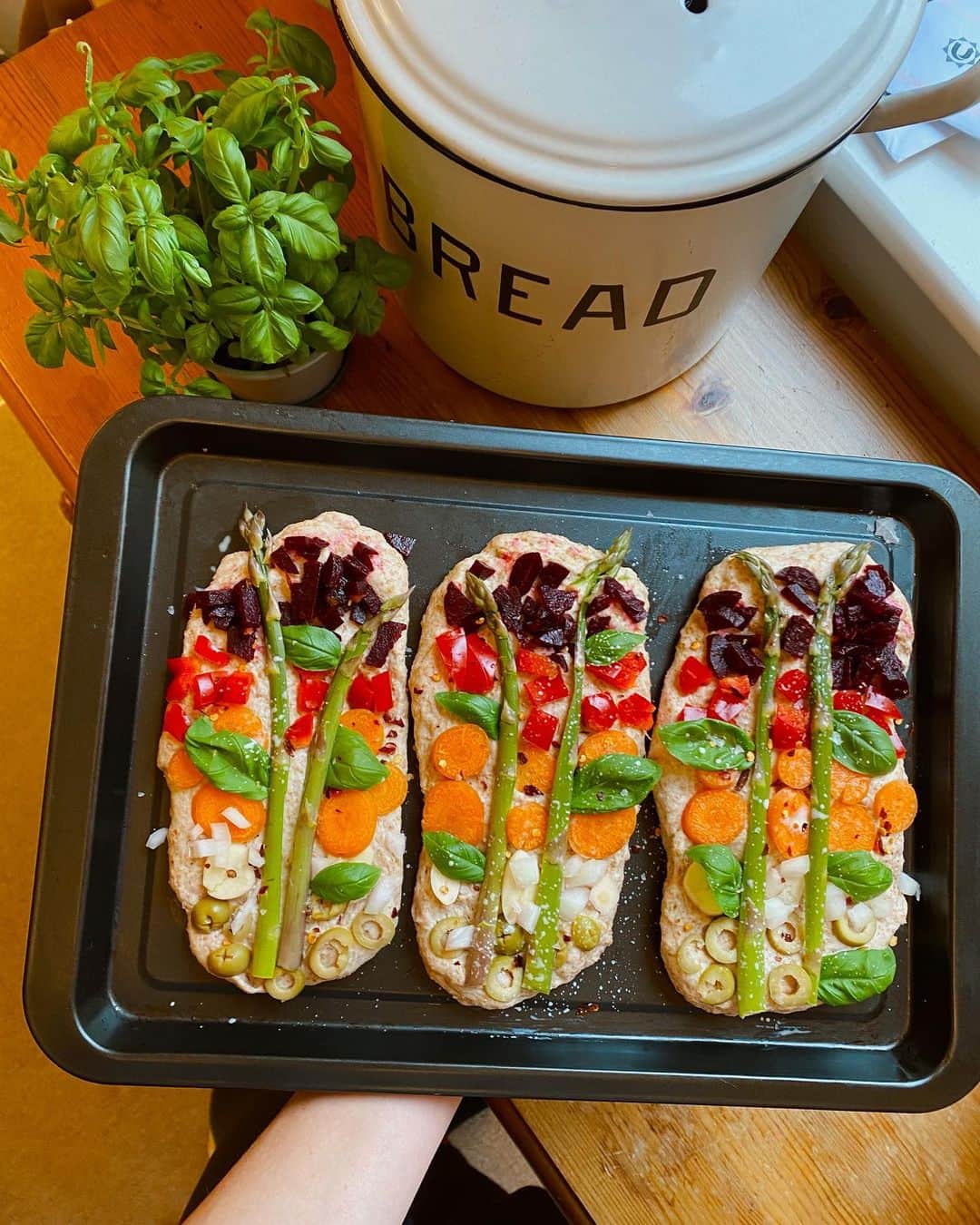 香華（KOuKA）のインスタグラム：「野菜フォカッチャ作りました！#ロックダウン #野菜フォカッチャ #パン 🥬🍞🍅🥕 Spending my lockdown in the kitchen, today we made a wholewheat focaccia inspired by @blondieandrye. Beetroot, asparagus, peppers, tomatoes, garlic, basil, olives and a drizzle of olive oil. The world needs a bit more colour right now 🌈 #lockdownbaking #breadinspo #rd2be」