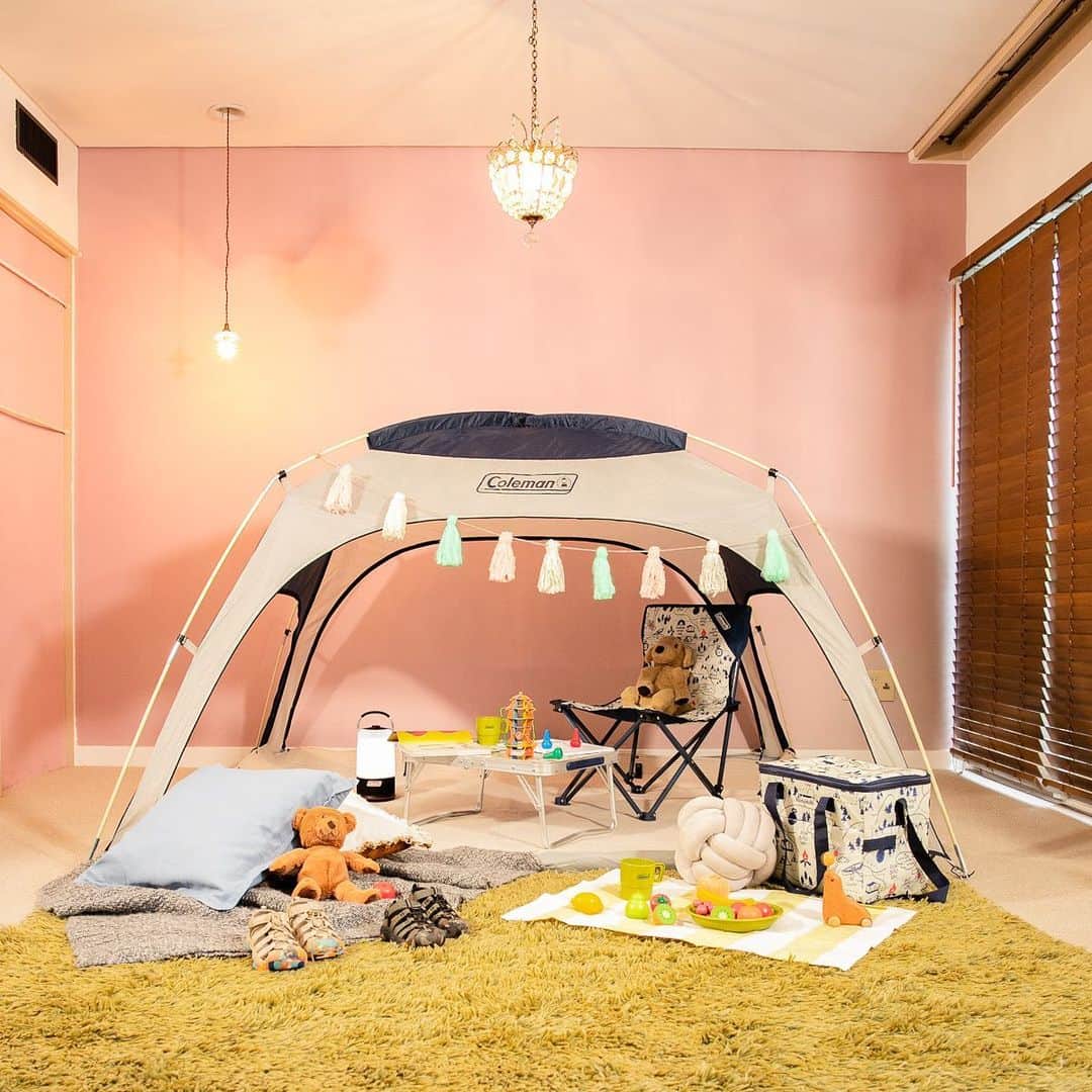 Coleman Japanのインスタグラム：「＼おうちでキャンプ体験⛺️✨／ ・ 子供部屋にテントやシェードを置いてみよう😉 ・ ワクワクするような秘密基地に早変わり❣️ ・ ━━━━━━━━━━━━━━━━━ #おうちコールマン を付けて投稿して頂いた中から素敵なお写真は、コールマン公式SNSでご紹介させて頂きます♪ ━━━━━━━━━━━━━━━━━ ・ ・ ・ #灯そうColeman #灯そうコールマン #灯そう #Coleman #コールマン #Tent #テント #コールマンテント #Camp #キャンプ #Outdoor #アウトドア #スクリーンIGシェード #おうちキャンプ #おうち時間 #StayHome #うちで過ごそう #私のコールマン」