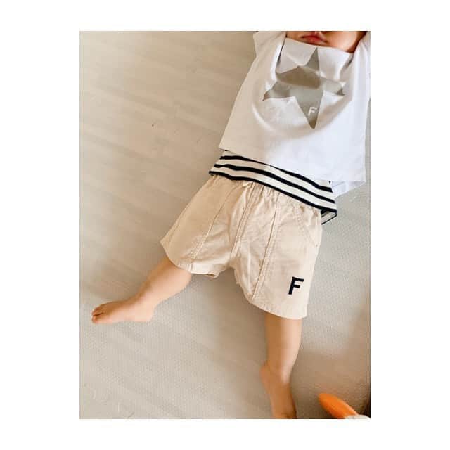 田中美保さんのインスタグラム写真 - (田中美保Instagram)「お父さんとお揃いのTシャツで 過ごす休日…  この白の短パン🩳可愛すぎる♡  誰に会うわけでもどこに行くわけでもないけど…  #おうち時間  にお洒落をして 楽しんでみたりして…w  Tシャツ　@fides_japan  size80 短パン　@fides_japan  size90 ロンT  @uniqlo  size80  #fides #ユニクロ #ペアルック」4月29日 14時35分 - miho12tanaka