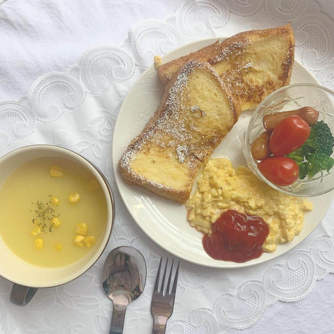 菅真鈴のインスタグラム：「.﻿ ﻿ ‪フレンチトーストが 食べたくなった日の朝ごはん🥣🍞‬﻿ ﻿ #food﻿ #frenchtoast #フレンチトースト #breakfast #あさごはん #朝ごはん #あさごはんプレート #おうち時間 #ごはん #パン #tomato #sausage #egg #corn #broccoli #ketchup #scrambledeggs #🍽 #🍴#まりりんの食」