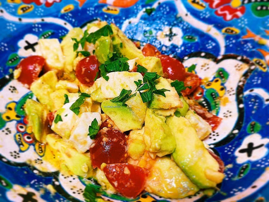 平祐奈さんのインスタグラム写真 - (平祐奈Instagram)「ファットアダプトレシピ👩‍🍳 @cuore_kato がインスタライブで紹介していた低温調理の鶏肉料理をやってみました。 ささみだったけどいい感じに出来ました🙌 今度は胸肉でやってみたいなぁ。  あとは牛皿とアボカドサラダときのこづくし🍄  @harikiri_tairi と突然インスタライブしたらテンションあがっちゃって色々作りすぎちゃった😅  残り物はストックしよーっと。  いやー。 昨日のまさかの姉妹で料理インスタライブは楽しすぎた♡ また出来るといいなぁ〜🥰 見てくれてありがとう✨ #平飯 #祐奈の料理日記 #おうち時間 #ファットアダプト  @fat.adapt」4月29日 14時51分 - yunataira_official