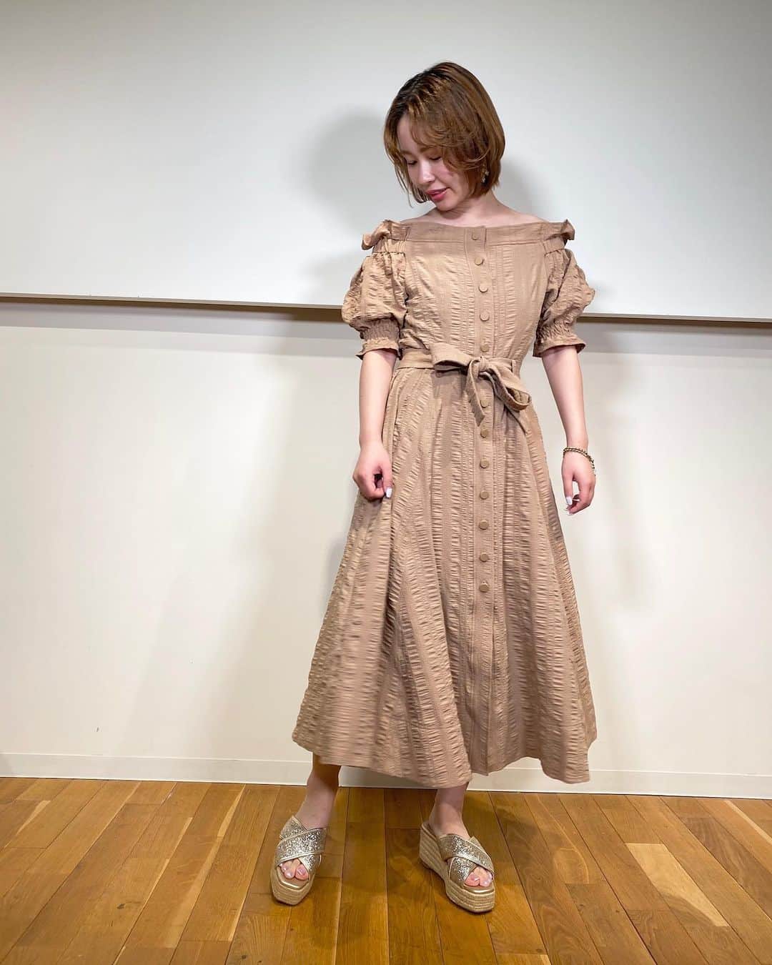 RANDAさんのインスタグラム写真 - (RANDAInstagram)「4/28に配信したinsta LIVEでは、﻿ 新作のサンダルとアパレルを﻿ ご紹介させていただきました✿﻿ ﻿ instaLIVE内でstaffが着用しているアイテムは、 スワイプしてご確認ください♪→→→ ﻿ ﻿ staff西久保　156㎝（左） staff望月　160㎝（右）﻿ ﻿ ﻿ ぜひオンラインストアで チェックしてください✔︎﻿ ﻿ ﻿ ———————﻿ ﻿  #RANDA #2020SS #ランダ #fashion #fashionista #style #shoes #japan #spring #onepiece #bags #urbanfeminine #coordinate #photography #ootd #instalive #stayhome #サンダル#ファッション #インスタライブ #おうち時間」4月29日 14時43分 - randa_pic