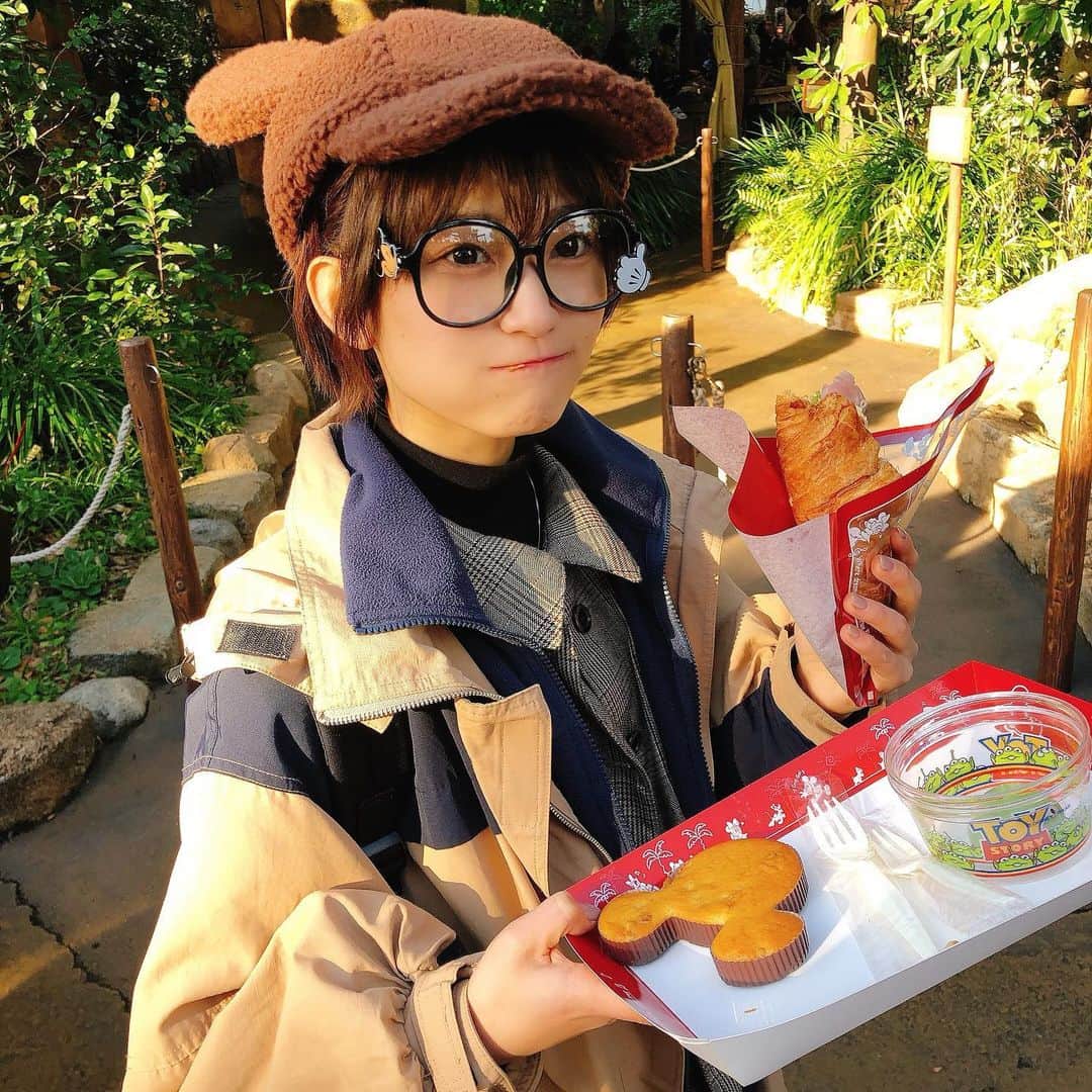 朝日花奈のインスタグラム：「ディズニーシーに入ったら まず、右側にあるパン屋さん(マンマ・ビスコッティーズ・ベーカリー)に入って リトルグリーまんと、気分のパンを選んで 朝食をしっかり食べながら一つ目のアトラクションに並ぶTYPE💓笑  #Disney #ディズニーシー (#そんな、ディズニーヲタクってわけではない)」