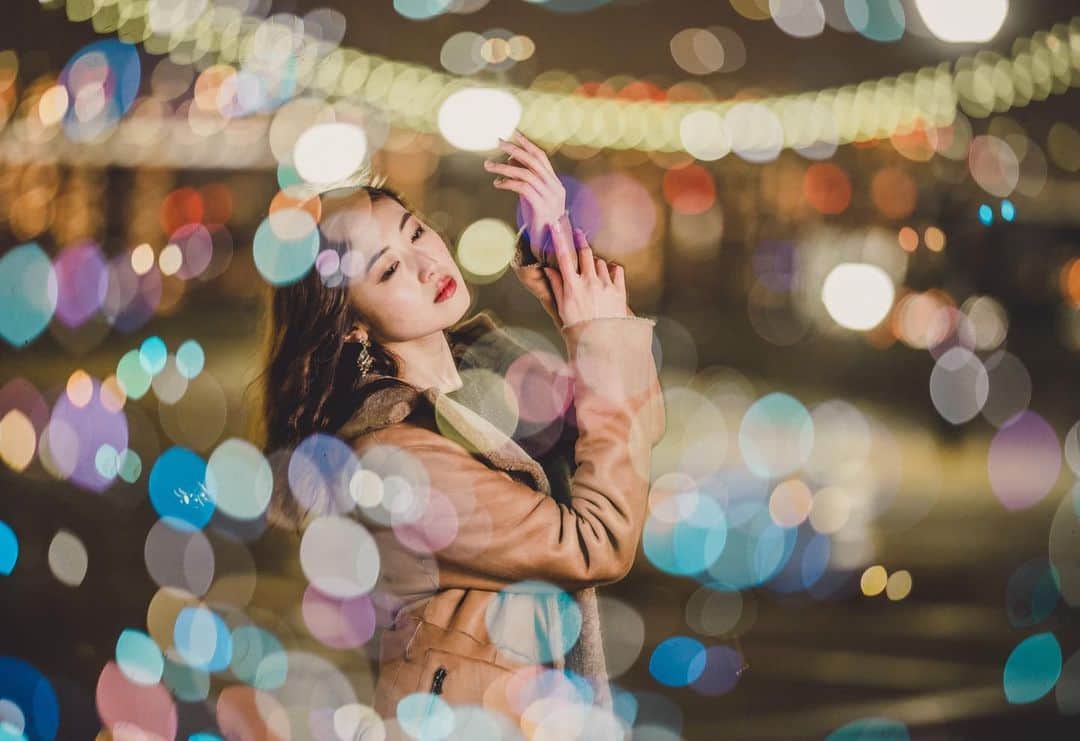 イルコ光の魔術師のインスタグラム：「今日もアップでーす❗️夜中の東京で夜景ポートレート❗️イェーイ❗️右からストロボ1灯＋ちょっと変なところにもストロボもう1灯だけど、この時の解説動画は近いうちにYouTubeにアップしまーす❗️. . モデル: @mizakanako_ . . 新しい @ilkomobile アカウントにiPhoneで撮ってるポートレートもアップしますよ！いい光があればカメラ&レンズはなんでもいいと思います . . #ストロビスト #ポートレート #花見 #135mm #Sigma #instagramjapan #青森 #東京カメラ部 #ig_today #igersjp #tokyocameraclub #instalike #instagramhub #team_jp_ #vscogoodshot #strobist #strobistlighting #portrait_perfection #iphonephotography #イルコ #光の魔術師 #桜 #instagramhub #カメラ女子 #iphoneography  #lovers_nippon #ファインダー越しの私の世界 #写真好きな人と繋がりたい #portrait」