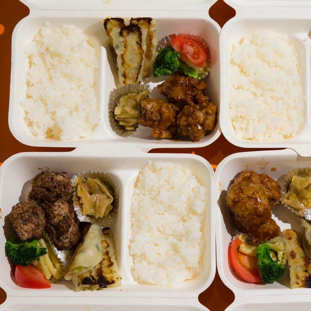Yukari Imaiのインスタグラム：「ビーガンでも食べられる餃子や唐揚げの居酒屋''真さか''のデリバリー、テイクアウト専門店がスタート🥟⠀ ⠀ ⠀ ⠀ ⠀ ⠀ ⠀ ⠀ ⠀ ⠀ ⠀ ⠀ ⠀ ⠀ ⠀ ⠀ ⠀ ⠀ ⠀ ⠀ ⠀ 【注文方法】 @izakaya_masaka にDM📩 or 電話をしてオーダー☎️ ⠀ 大豆ミートと思えない唐揚げ😳 肉や魚じゃないから冷めても美味しい✨✨✨ スパイシーな薬膳風味なスープもついてきて嬉しかった♥️ ⠀  2020年のゴールデンウィークはENJOY HOME🙌🏻🙌🏻 ⠀  #delivery #izakaya #masaka #bento #vegan #大豆ミート #大豆ミート餃子 #大豆ミート唐揚げ」