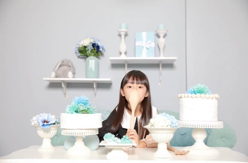のインスタグラム：「4/29 ・ 最近の娘 しりとりをしていた時のこと ・ ・ 👩🏻「しりとり」 👧🏻「りす」 👩🏻「すずめ」 👧🏻「めっ…め…め…」 ・ ・ 👧🏻「メロン！！！！🍈」 ・ ・ 別バージョン ・ 👩🏻「しりとり」 👧🏻「りか」 👩🏻「カーペット」 👧🏻「とっ…と…と…」 ・ ・ 👧🏻「鳥取県！！！！」 ・ ・ #しりとりが壊滅的にヘタクソな人と繋がりたい ・ ・ ・ @mi1250 から回ってきた #ライフスタジオ仙台愛してるバトン ・ 娘のお誕生日まであと5日🎂 ・ ライフスタジオ仙台で 初めて撮っていただいた 思い出の写真で…📷 ・ ・ 次は @anji.1021 へ☺️ ・ ・ ・ ・」