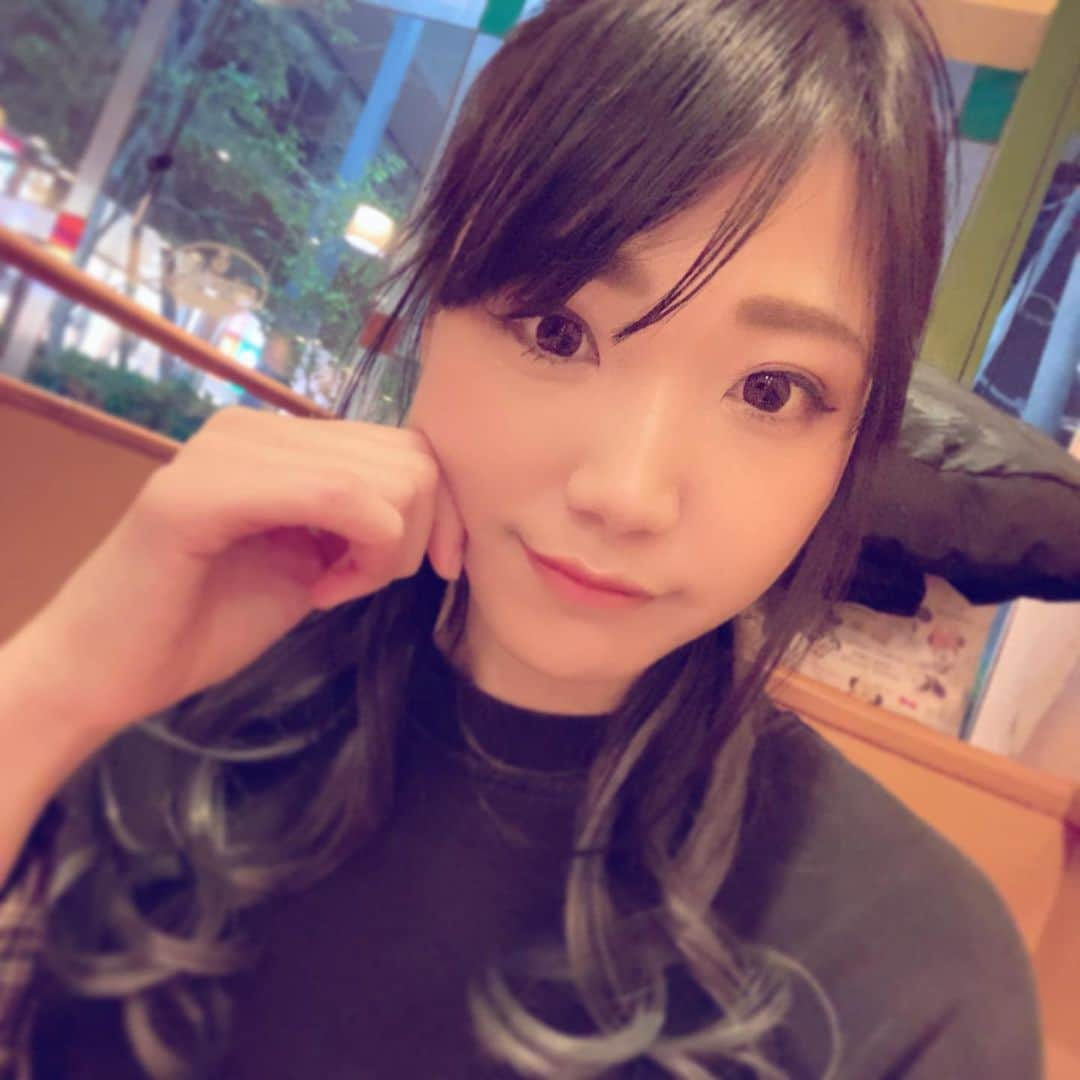 伊石真由のインスタグラム：「昔の自撮りをあげていく  #役者 #声優 #インナーカラーブルー #ポニーテール」