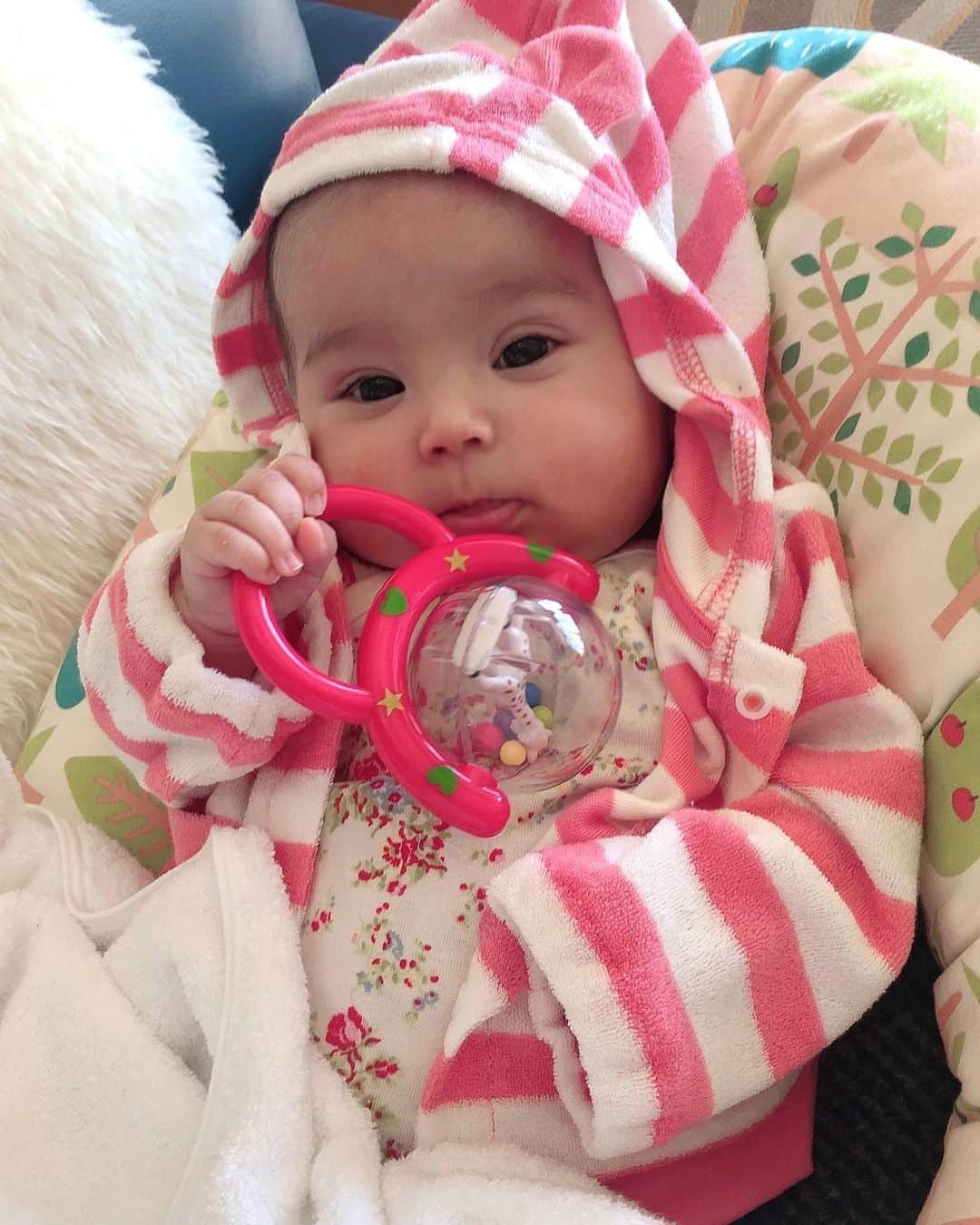 村上シェリーのインスタグラム：「生後4か月👶🏻 やっと少し重さのあるガラガラも掴めるまでに成長✨😆 • • • •  #emmastefany #babyemma  #baby #babygirl #momlife #parenting #photography #mom #babyphotography #bhfyp #赤ちゃん #赤ちゃんとの暮らし #赤ちゃんのいる生活 #ベビー服 #ベビーフォト #子育てママ #0歳　#ワンオペ育児 の日」