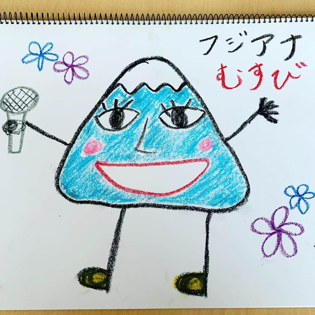フジテレビアナウンサーのインスタグラム：「🍙﻿ ゴールデンウィーク中も外出自粛が呼びかけられる中、皆さんのおうち時間に少しでも寄り添えるよう、こんな企画をご用意しました🙌﻿ ﻿ 題して…﻿ ﻿ 『フジアナむすび』﻿ ﻿ 「おむすび」にはいい縁をむすぶ、というゲン担ぎもあるそうです😊﻿ ﻿ フジテレビアナウンサーが順番に投稿を結んでいき、ゆるい日常や意外な素顔を詰め込んだおむすびを、皆さんにお届けします👦🏻🧒🏻➰🍙﻿ ﻿ 投稿のトップバッターは、この企画のイメージキャラクターを生み出した、あのアナウンサーが務めます🧑🏻‍🎨﻿ ﻿ 皆さん予想してみて下さいね☺️﻿ ﻿ ﻿ #フジアナむすび﻿ #画伯いわく﻿ #イメージキャラの名前は﻿ #フジオさん だそうです﻿ #果たしてこの絵のタッチ﻿ #そしてネーミングは﻿ #どなたなのでしょうか﻿ #おうち時間﻿ #フジテレビ#アナウンサー﻿ #フジテレビアナウンサー」