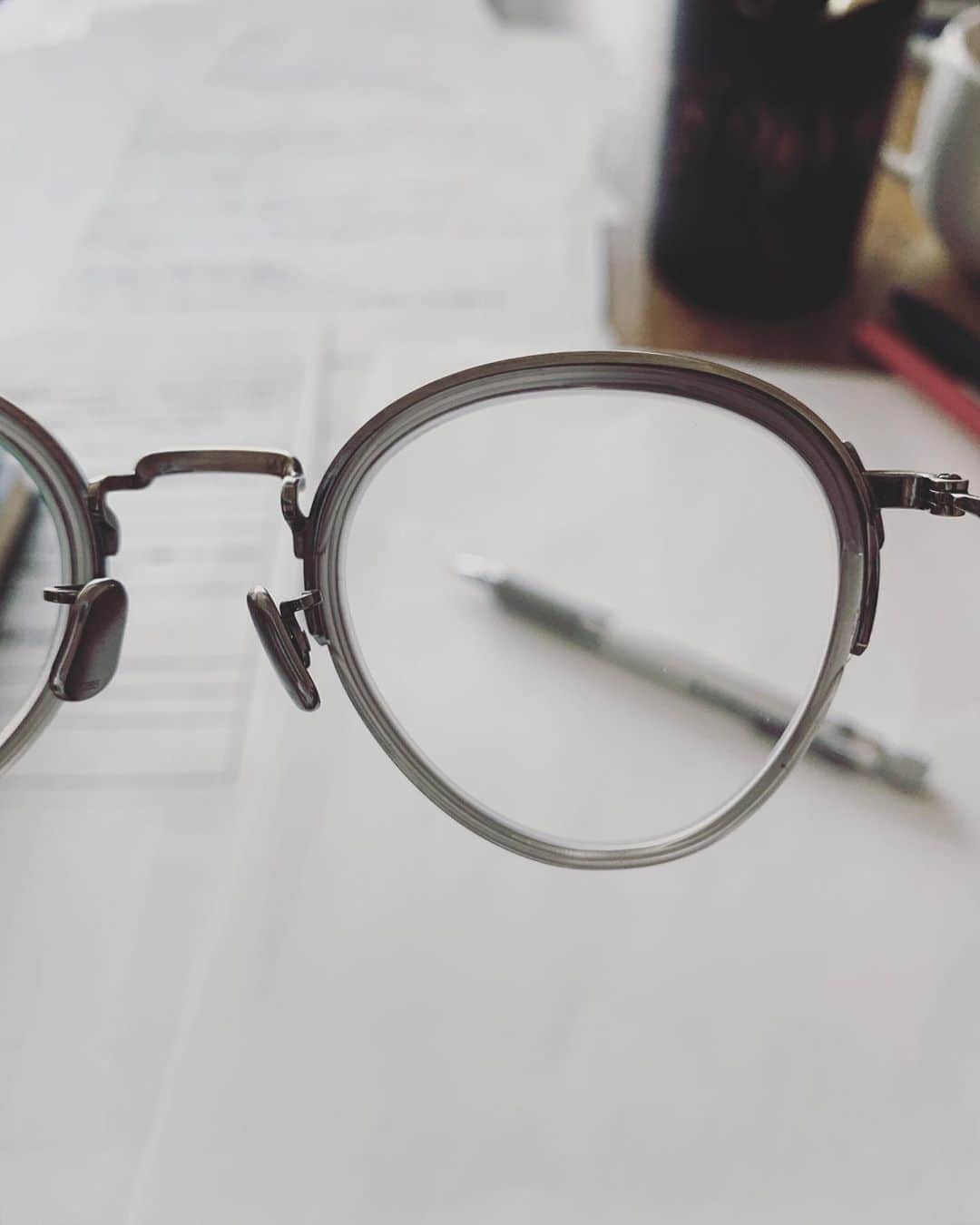 のインスタグラム：「気分転換に仕事机じゃない机。 視力2.0だったのに👁👁」