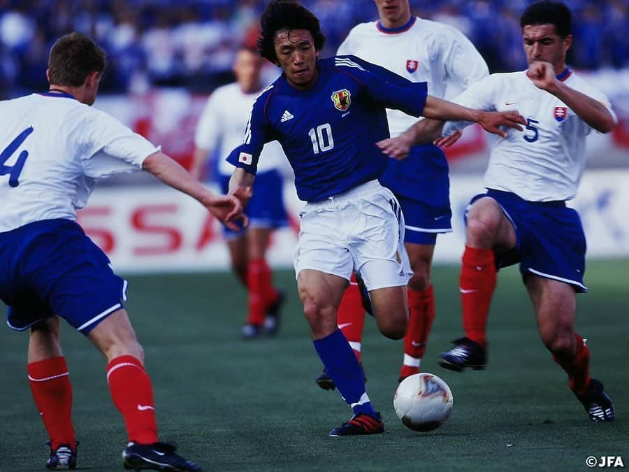 日本サッカー協会さんのインスタグラム写真 - (日本サッカー協会Instagram)「【#OnThisDay】2002.4.29🔙 ・ キリンカップサッカー2002 #日本代表 1-0 スロバキア代表 📍国立競技場 ⚽#西澤明訓 ・ 日韓共催ワールドカップイヤーの2002年。#トルシエ 監督は前日会見で「皆を驚かす」と語り、“超攻撃的”と表される布陣で臨んだ。 ・ GK #曽ヶ端準 DF #松田直樹 #宮本恒靖 #中田浩二 MF #三都主アレサンドロ⇒61'#鈴木隆行 #中村俊輔 #森島寛晃⇒69'#小笠原満男 #戸田和幸⇒67'#久保竜彦 #稲本潤一⇒46'#福西崇史 FW #柳沢敦⇒56'#波戸康広 #西澤明訓⇒67'#明神智和 ・ #jfa #daihyo #samuraiblue」4月29日 15時16分 - japanfootballassociation