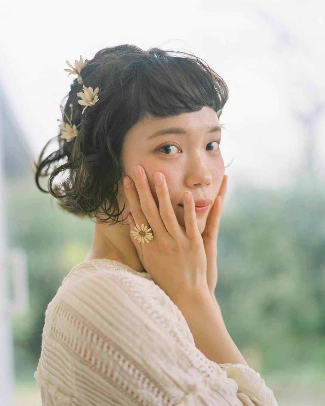 waco⭐️CHACOのインスタグラム：「マーガレットシリーズご予約開始🌼  たくさんお問い合わせをいただいておりますためご予約制とさせていただきます。  マーガレットリングとマーガレットSイヤリング＆ピアスは作製に時間がかかるためお届けは7月末の予定となります。 可愛く仕上げてお届けいたしますので楽しみにしてお待ちいただけると幸いです。  ご予約開始 明日4/30 21:00〜 CHACO ONLINE SHOP」
