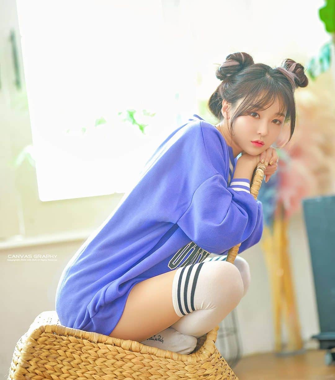 캔바스さんのインスタグラム写真 - (캔바스Instagram)「. 낼부터 연휴인가봉가~ 감흥이 1도없는 백수 😶 . . Photo & Edit : 캔바스 @canvas_graphy @canvas_mono __________________________________________  캔바스의 모든 사진은 무단 사용을 불허합니다. Copyright (c) CANVAS All Rights Reserved. __________________________________________  #캔바스 #캔바스그라피 #진유리 #진격의유리 #다재다능돌아이 #멍유리 #먹유리 #모델촬영 #모델출사 #스냅 #촬영문의 #개인촬영 #섹시미 #건강미 #글래머 #mood #koreamodel #koreangirl #modelphotography #오엠스튜디오」4月29日 15時22分 - canvas_graphy