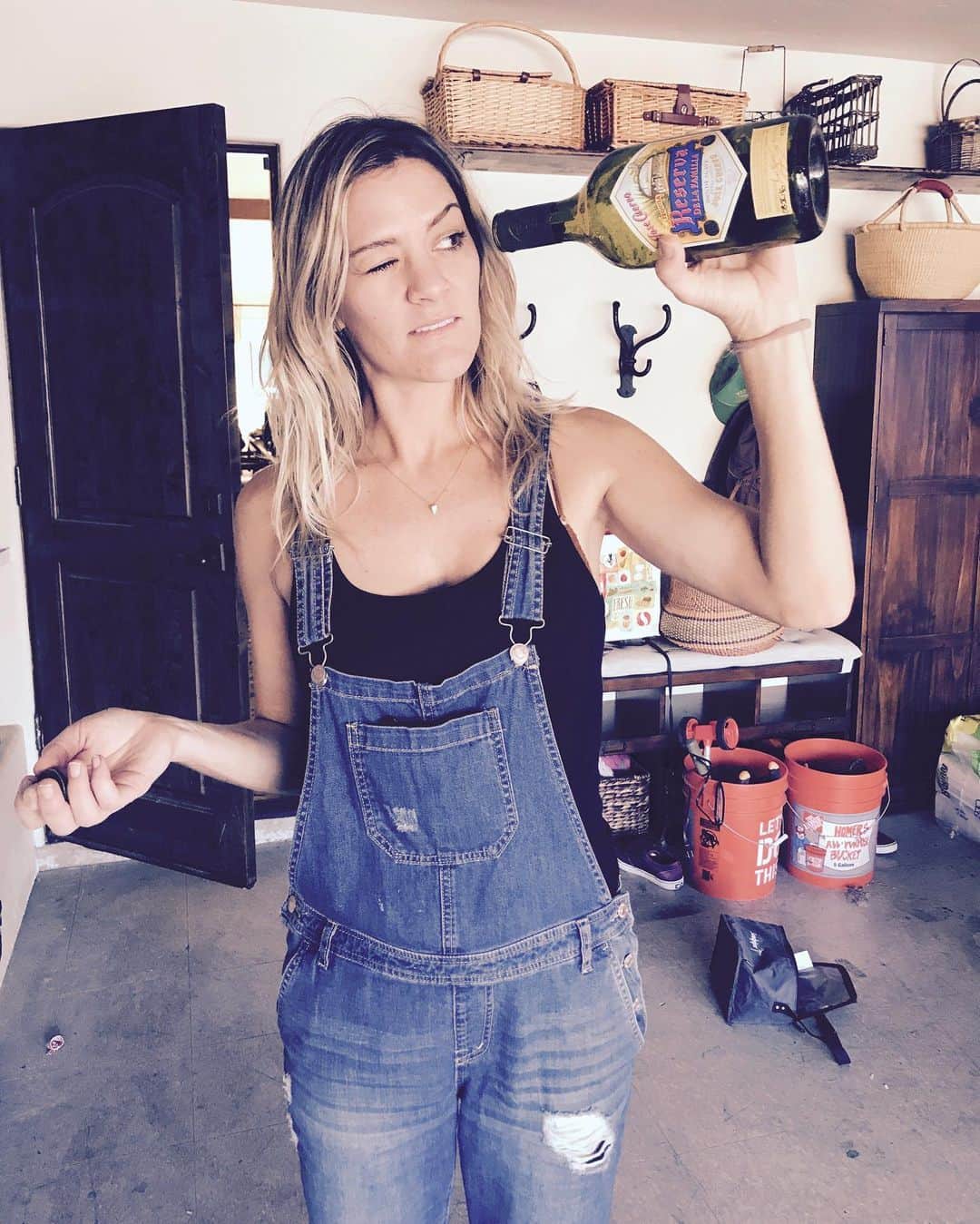 のインスタグラム：「Happy birthday my love. I hope you find what you’re looking for at the bottom of that bottle. 💛💛💛 @lachellebouvier」