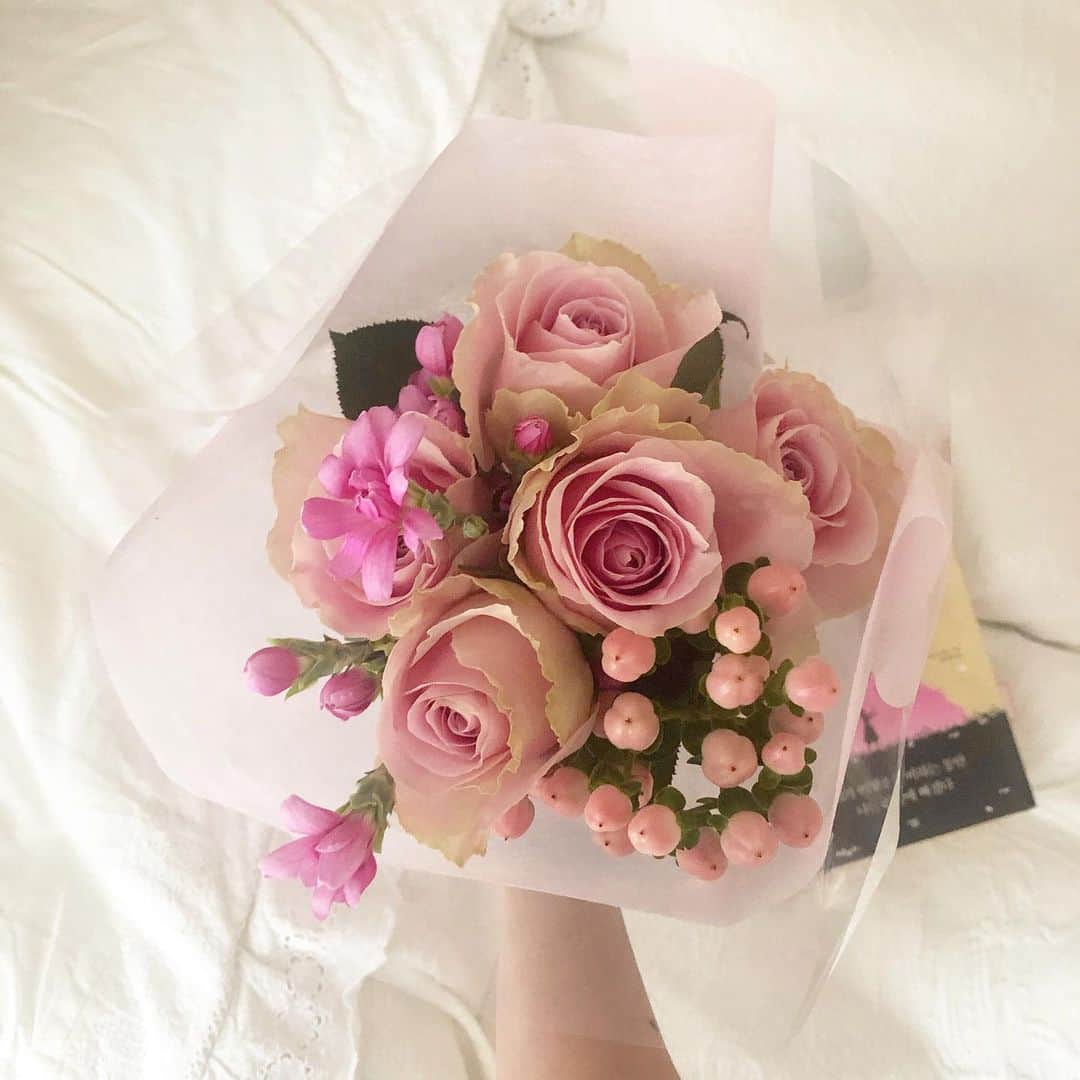 石坂友里さんのインスタグラム写真 - (石坂友里Instagram)「sweet  bouquet from shihomi san kentaro san🐰💜」4月29日 15時41分 - yuri.d