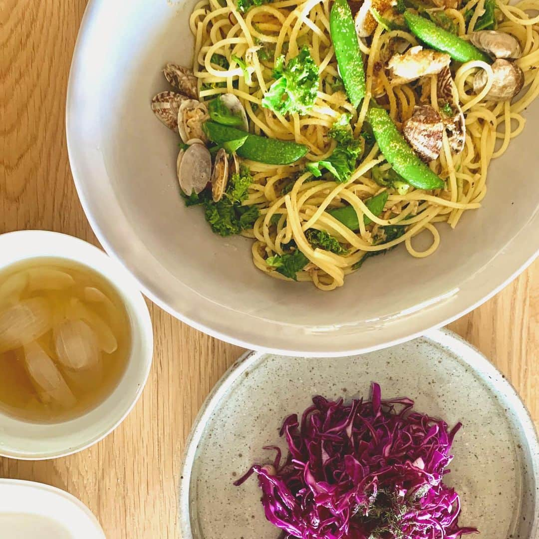 小林三江子のインスタグラム：「ランチはパスタランチ🍝 ボンゴレビアンコをベースに、「博多い津み」のふくのオイル漬け "コンフ" とスナップエンドウ、ケール、フリルレタスを入れてみた。仕上げにカラスミパウダーも少々。 コンソメベースの新玉葱のスープには @whity308 に捨てるなと言われた水切りヨーグルトからの産物 "ホエー" も入れて😊 紫キャベツはシンプルに。塩揉みした後、白バルサミコどオリーブオイルで。仕上げにディルをパラパラっと。  野菜は九州野菜　@organic_mammys_store で買ってみたけど、種類も多くて普段買わない野菜が沢山入ってるから、レパートリー増やす強化月間にちょうどいい👍🏻 #stayhome #おうちごはん  #博多い津み #ふくコンフ  #九州野菜 #mammysstore」