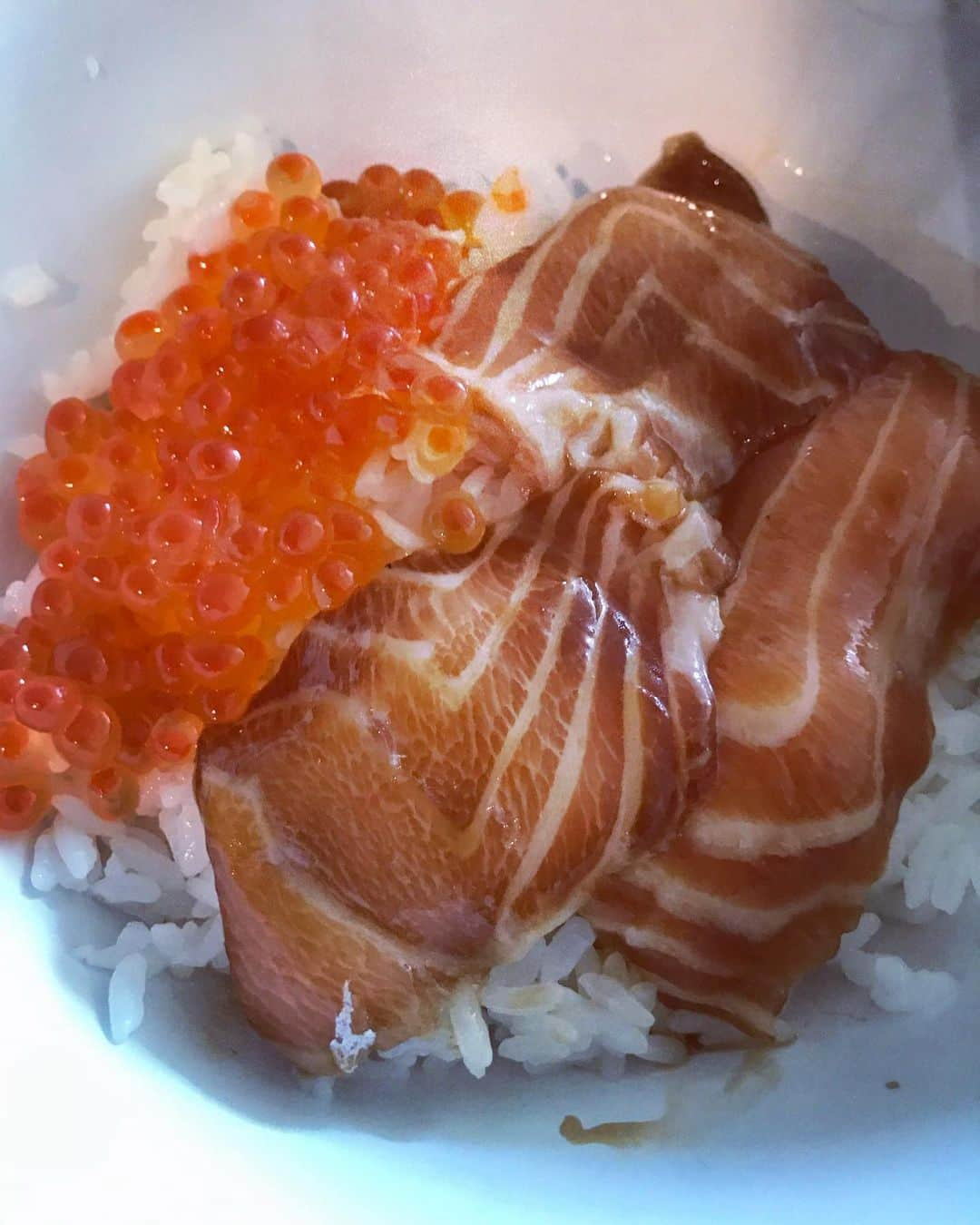 平沼紀久さんのインスタグラム写真 - (平沼紀久Instagram)「朝から漬けってやりました🍣笑  スーパーの刺身が、簡単に 鮨屋の漬け並になりますよ😁  色々漬け丼と海鮮親子漬け丼‼️⤴️ 海苔と白胡麻はお好みで😋  簡単レシピはblogにて✨  #おうち時間 #漢メシ」4月29日 15時46分 - norihisahiranuma