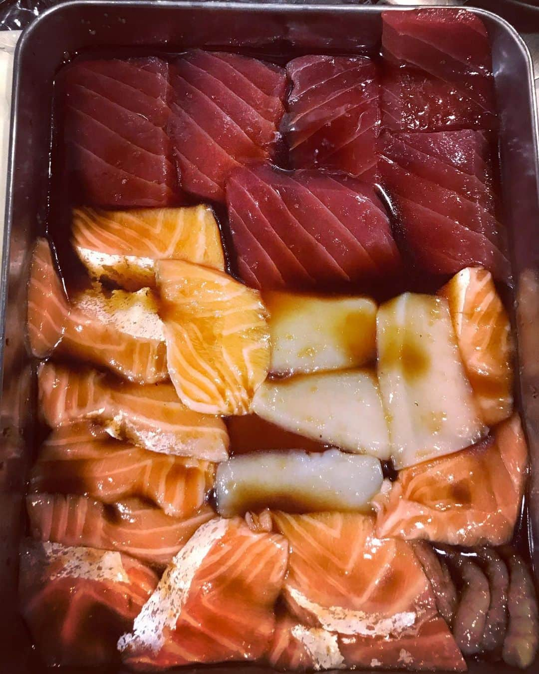 平沼紀久さんのインスタグラム写真 - (平沼紀久Instagram)「朝から漬けってやりました🍣笑  スーパーの刺身が、簡単に 鮨屋の漬け並になりますよ😁  色々漬け丼と海鮮親子漬け丼‼️⤴️ 海苔と白胡麻はお好みで😋  簡単レシピはblogにて✨  #おうち時間 #漢メシ」4月29日 15時46分 - norihisahiranuma