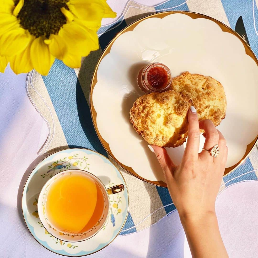 梅谷安里さんのインスタグラム写真 - (梅谷安里Instagram)「可愛いChestyの食器が届いた🦜🌻 嬉しくてお茶タイムしてるよん🦜 スコーン美味しい☺️ 今度はこのお皿でパスタ作ってみよ！！！ #chesty#tableware  #scorn#スコーン #チェスティ#stayhome」4月29日 15時49分 - anriworld