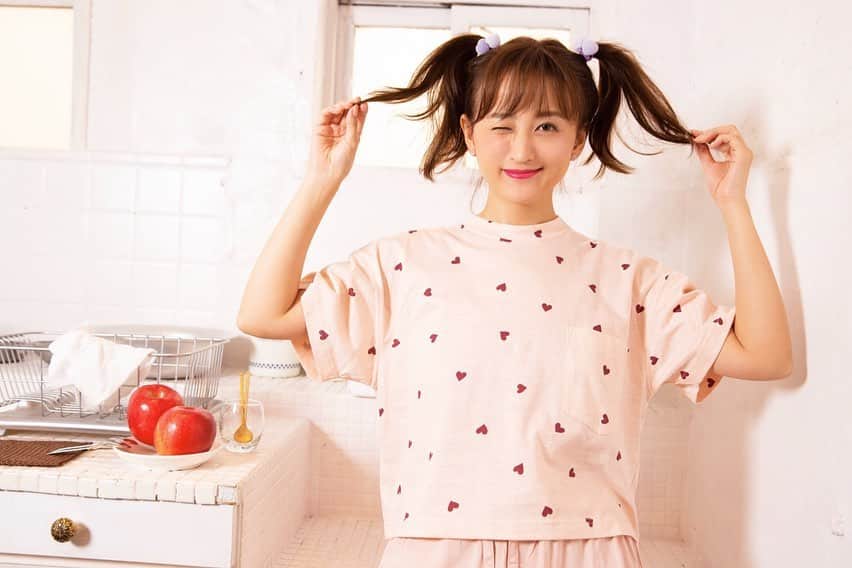 小松彩夏さんのインスタグラム写真 - (小松彩夏Instagram)「﻿ いつかの写真シリーズ📸﻿ ﻿ 年甲斐もなくすみません😝笑﻿ ﻿ 私もね...さすがにね...﻿ と思いつつノリノリで撮影したのでした🤪笑﻿ ﻿ 【出演情報‼️】﻿ ﻿ 本日4/29(水) 20:30〜﻿ 『ミッドナイト競輪』に出演します🚴🏼‍♀️﻿ ﻿ おうち時間で見て﻿ 頂けたら嬉しいです😊🏠﻿ ﻿ ﻿ ▼キャスト▼﻿ 向井慧(パンサー)﻿ 小松彩夏﻿ 柳いろは﻿ 瀧山あかね(ABEMAアナウンサー)﻿ ﻿ #いつかの #写真 #撮影 #年甲斐もなく #ツインテール #ミッドナイト競輪 #WinTicket #AbemaTV #競輪予想 #競輪予想はウィンチケ #おうち時間 #StayHome  #StayAtHome」4月29日 15時50分 - official_ayaka_502