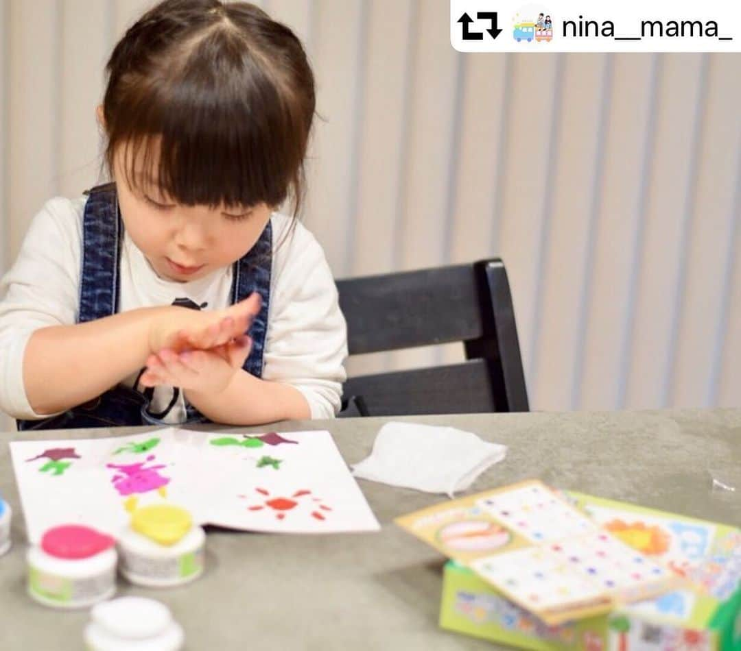 かわいいベビー服・子供服Babychuさんのインスタグラム写真 - (かわいいベビー服・子供服BabychuInstagram)「【おうちであそぼ❣️ぺたぺたおえかき】 . 絵の具？ねんど？？👀新感覚お絵描き🌈 . @nina__mama_ 、になちゃん、夢中で遊んでくれました👏 ライオンとうさぎ、とっても上手です😍 楽しそうな動画も見てね💕 . . 「ぺたぺたおえかき」は、プロフィール欄のURLから、今すぐべびちゅHPへGO💨 . . 🚚お届けについて🚚 べびちゅは通常通り発送中💪 平日朝９時までのご注文は当日発送（予約商品など一部除く） 少人数体制で🙏がんばってます🏃‍♀🏃‍♀💨 . . #repost @nina__mama_ ・・・ ． ． #おうち時間 ． べびちゅ @babychu2014 さまの 指で貼りつけるえのぐ ペタペタおえかきで遊んでみたよ🌟 ． 絵の具とは少し違う 不思議な手触りに興味津々👧✨ ． びょーんて引っ張ってのばしたり 色と色を混ぜて違う色を作ったり のばして貼りつける新感覚おえかき!!✨ ． ライオンとうさぎを作ったよー🐰🦁 少し飾ったらまたとって 何度も指でおえかきして楽しんでたよ❤︎ 動画あり▷▷ ． 触ってたら色つくけど 絵の具より全然汚れないから ママのストレスも減少✨ ． なかなか絵の具させてあげる勇気ない私に良き❤︎ おうち時間にぴったり🙈❤️ ． ． #べびちゅ#ぺたぺたおえかき#べびちゅモニター #おうち遊び#おしえてトイザらス2020 #nunaフォトコンテスト」4月29日 16時02分 - babychu2014