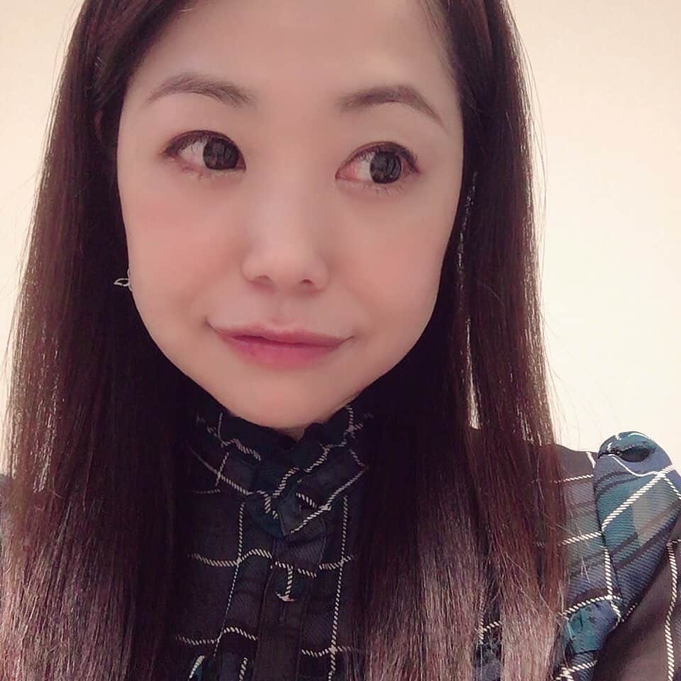 水野愛日のインスタグラム：「ゴールデンウィークですね！  今年始まったときには想像もつかなかった、前代未聞のゴールデンウィーク…  StayHomeで乗り切りましょう  たまにインスタライブしてます！  たまーに…  そのときにしかお化粧しない生活です 笑  良かったらインスタライブでお話しましょう！  #ゴールデンウィーク  #ゴールデンまなびウィーク  #自撮り女子 #44歳の自撮り #あと3ヶ月で45歳 ！！ #前髪伸び放題 #いっそのこと #デコ出し #前髪アップ  #インスタライブ」