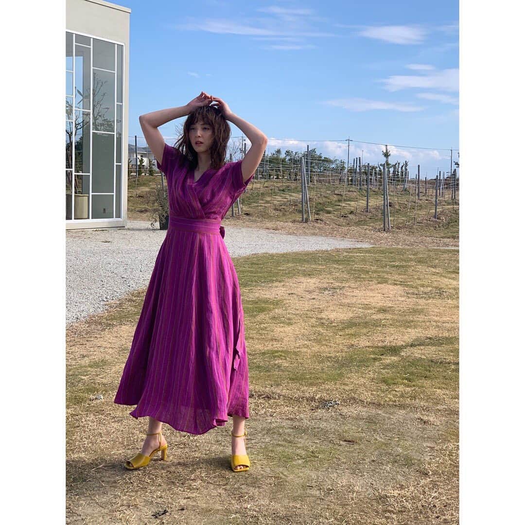佐々木希さんのインスタグラム写真 - (佐々木希Instagram)「本日のお家服。 明るいカラーのワンピースが着たくてこちらをチョイス。 この生地を初めて見た瞬間、「可愛い！！」と物凄くテンションが上がりました。 お気に入りの生地で何を作ろうかと迷ったけど、女性らしいワンピースに。 ごわつきのないリネン100%！MADE IN JAPANの上質な素材です。 今日も一日、好きなお洋服を着てhappyです🌷  2枚目と3枚目は撮影の時の写真です！  #のぞみの私服」4月29日 16時19分 - nozomisasaki_official