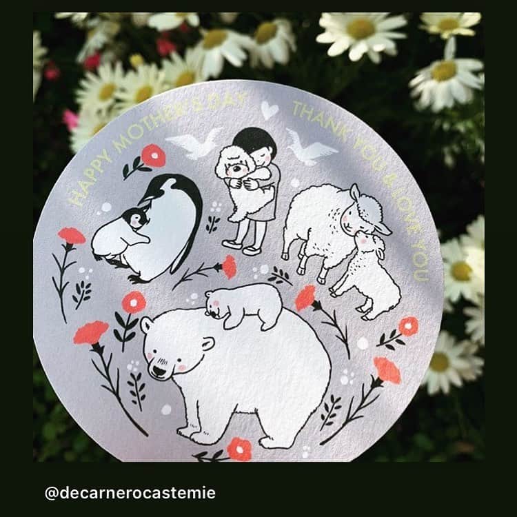 Tomoko Shintaniのインスタグラム：「美味しいカステラ屋さんの@decarnerocastemie さんとコラボで母の日メッセージカードを描きました😊  いつも一緒にいてくれたり、会いたいけど会えないお母さんにカステラとともに贈るのはいかがでしょ♡🤗 . 今年の5月は母の月！5月中はオンラインで母の日ギフトを受け付けているそうです🎁 . Message card card for Mother’s Day♡. Kiss & Hug🤱 . #decarnerocaste #decarnerocastemie #decarnerocasteosaka #happymothersday #お母さんありまとう」