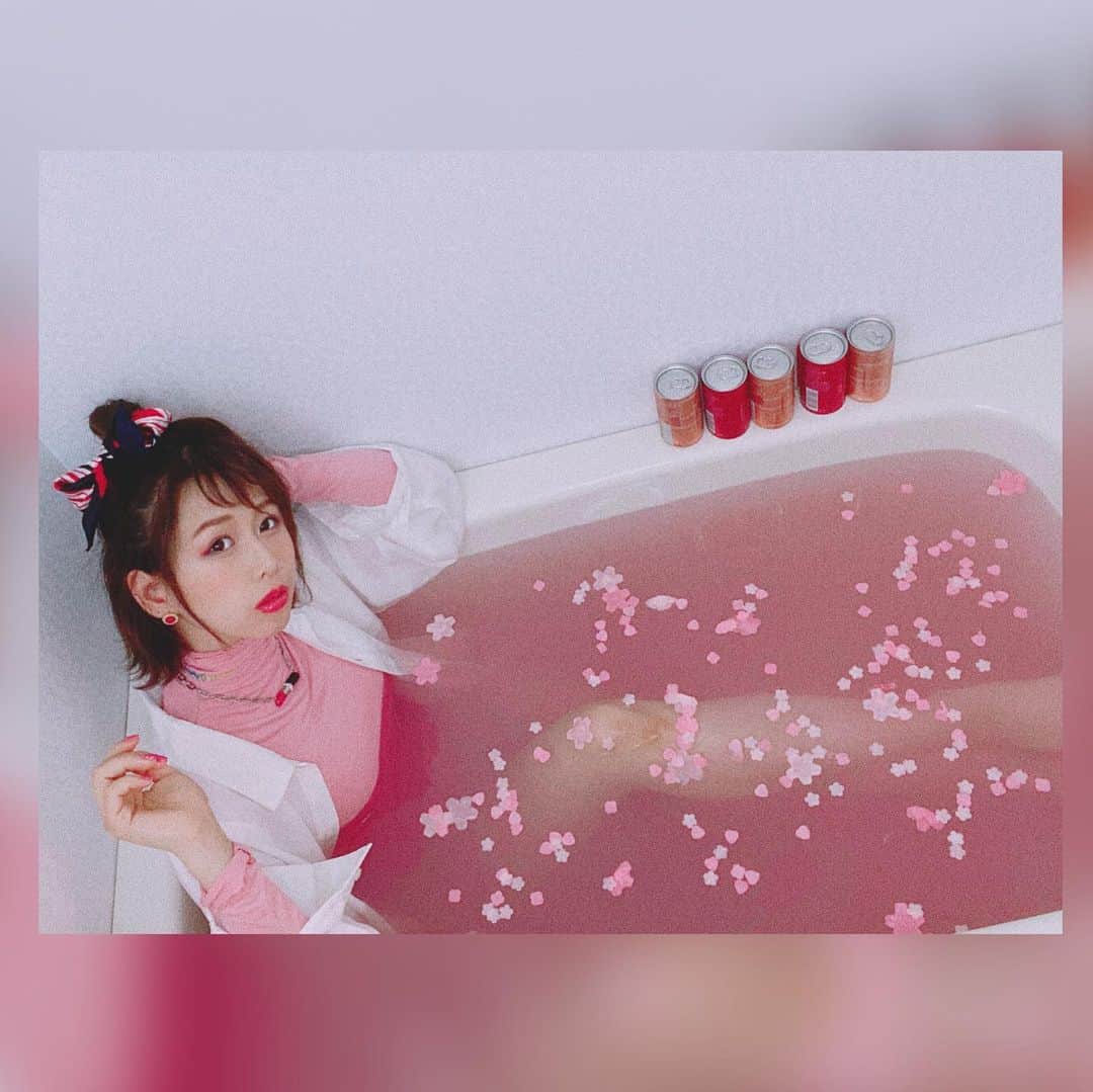 大家志津香さんのインスタグラム写真 - (大家志津香Instagram)「. . 服のままお風呂に入ってる 可愛い写真見てから 服のまま お風呂入ってみたかった から 入ってみた。 . . #家にある数少ないピンク集結させたらこうなった #セルフプロデュースがすぎる #後ろ手にシャッター持ってひとりでこれやってる私健気でかわいい #暇ってすごい #5月の生写真よろしくお願いします #BEEP」4月29日 16時23分 - ooyachaaan1228